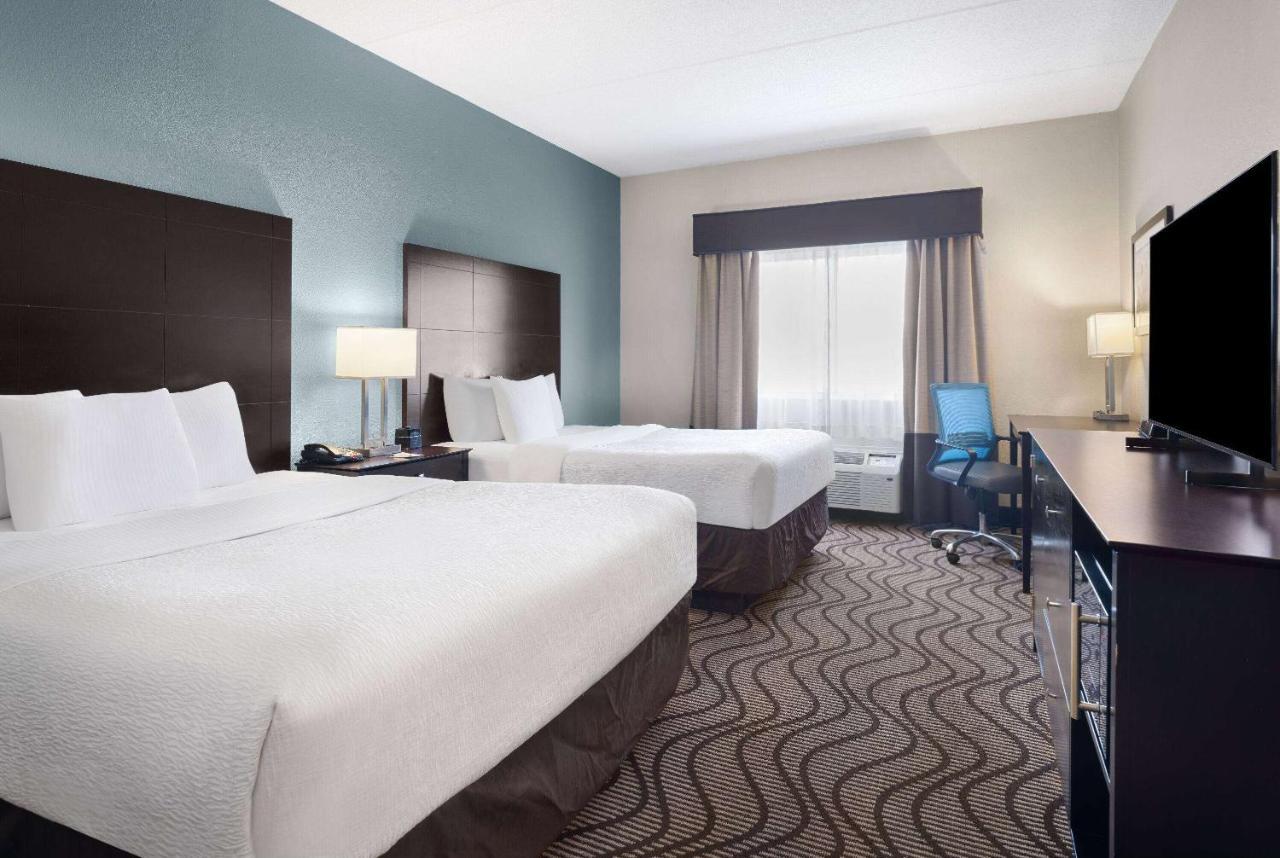 Queen Room with Two Queen Beds and Bath Tub - Mobility Accessible/Non-Smoking