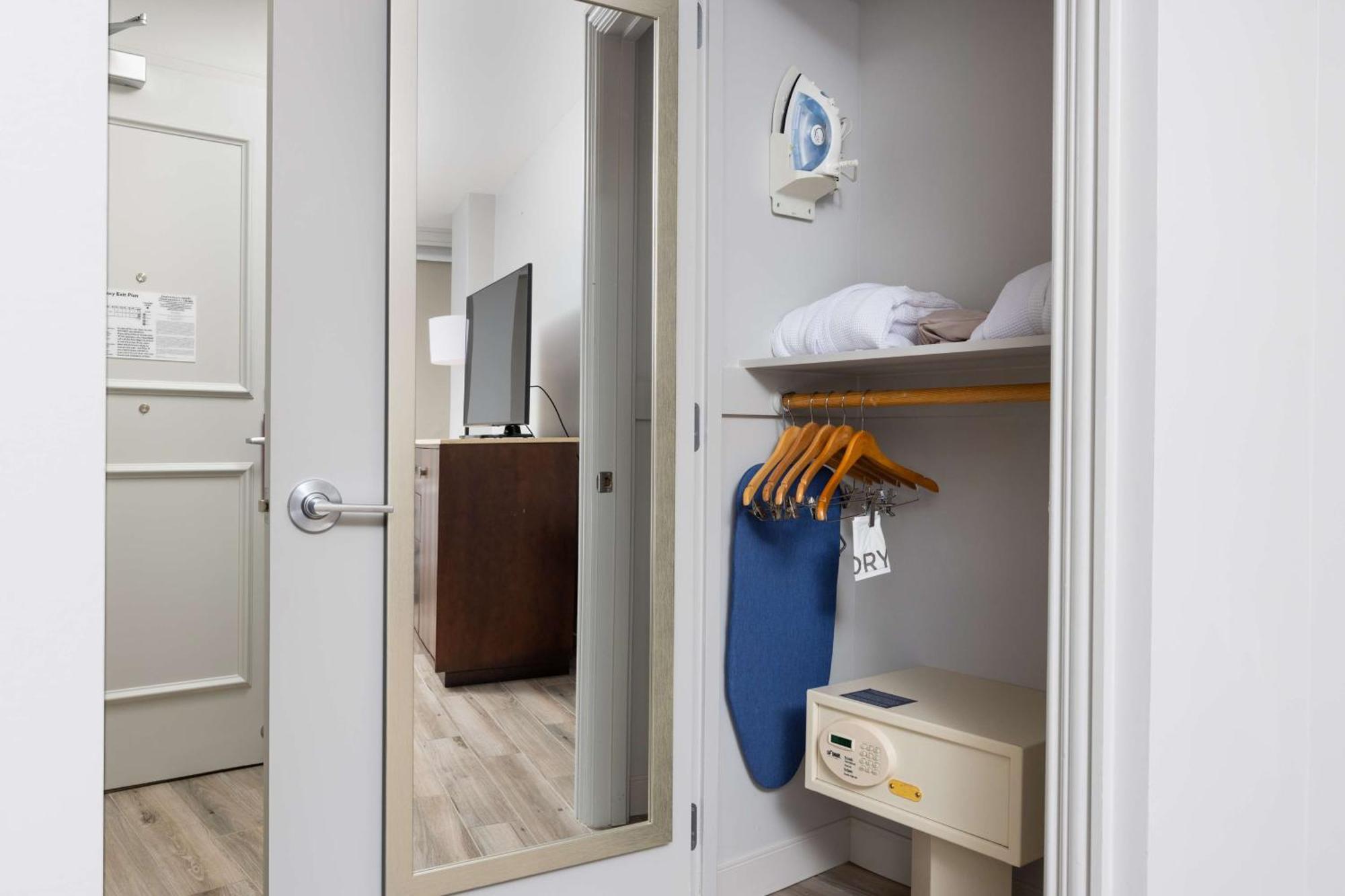 Deluxe King Room - Mobility Accessible