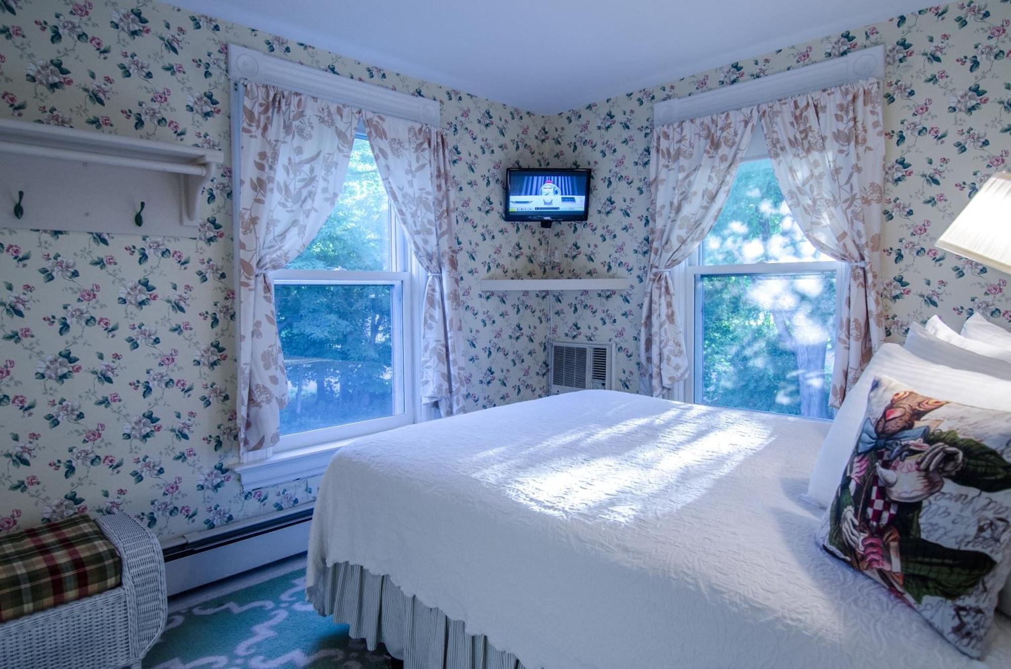 Queen Room with Garden View