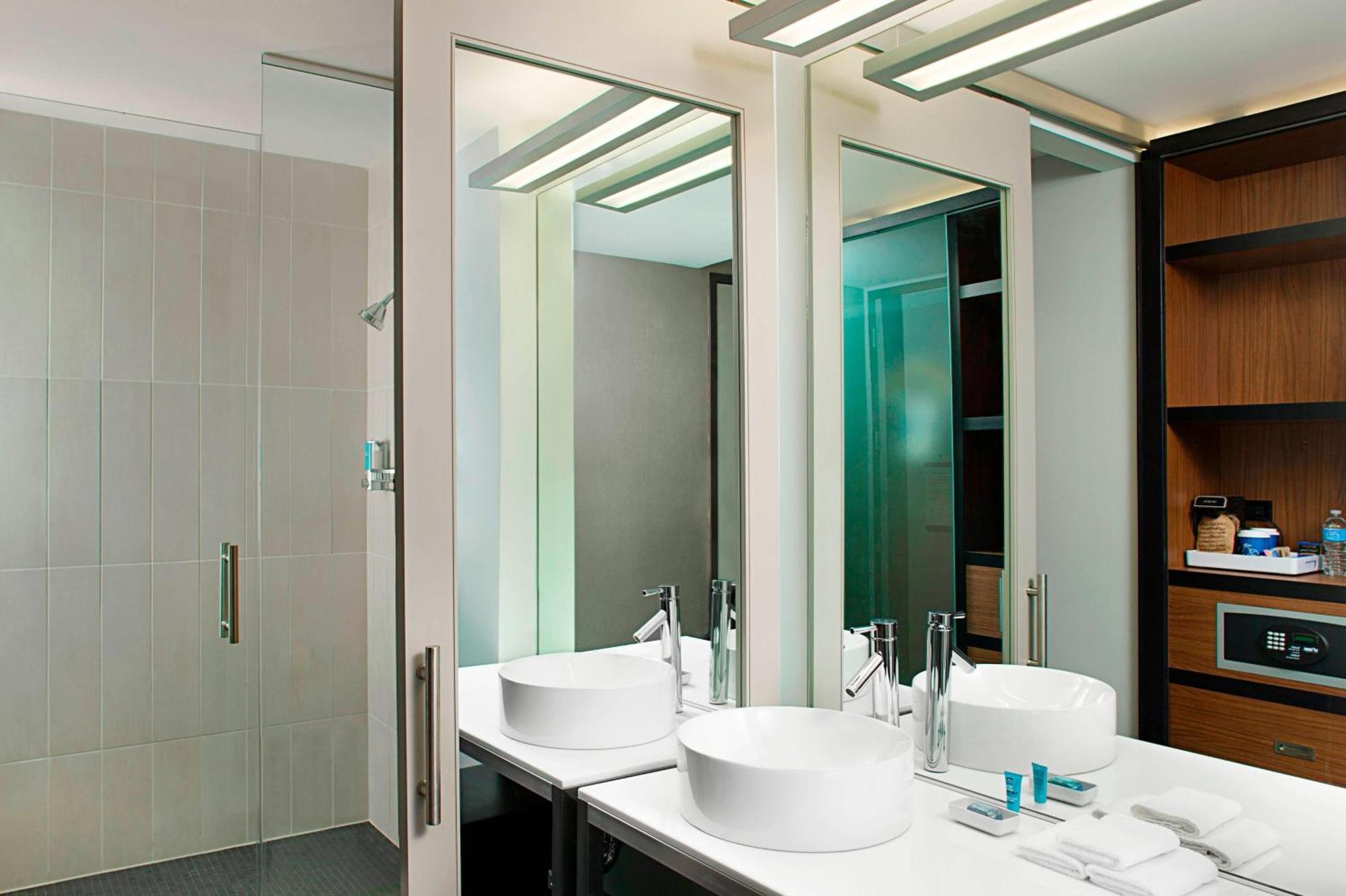 Aloft, Guest room, 1 King