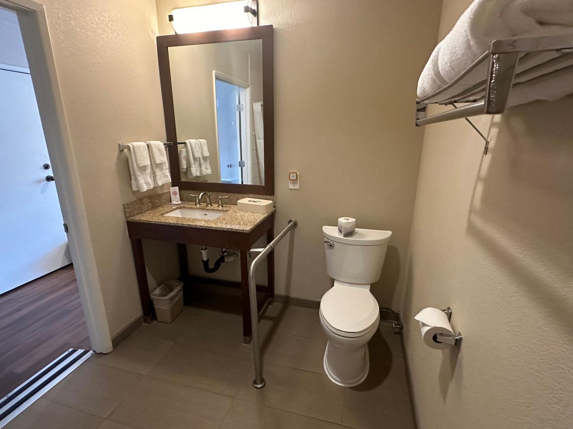 Efficiency Queen Room - Accessible/Non-Smoking