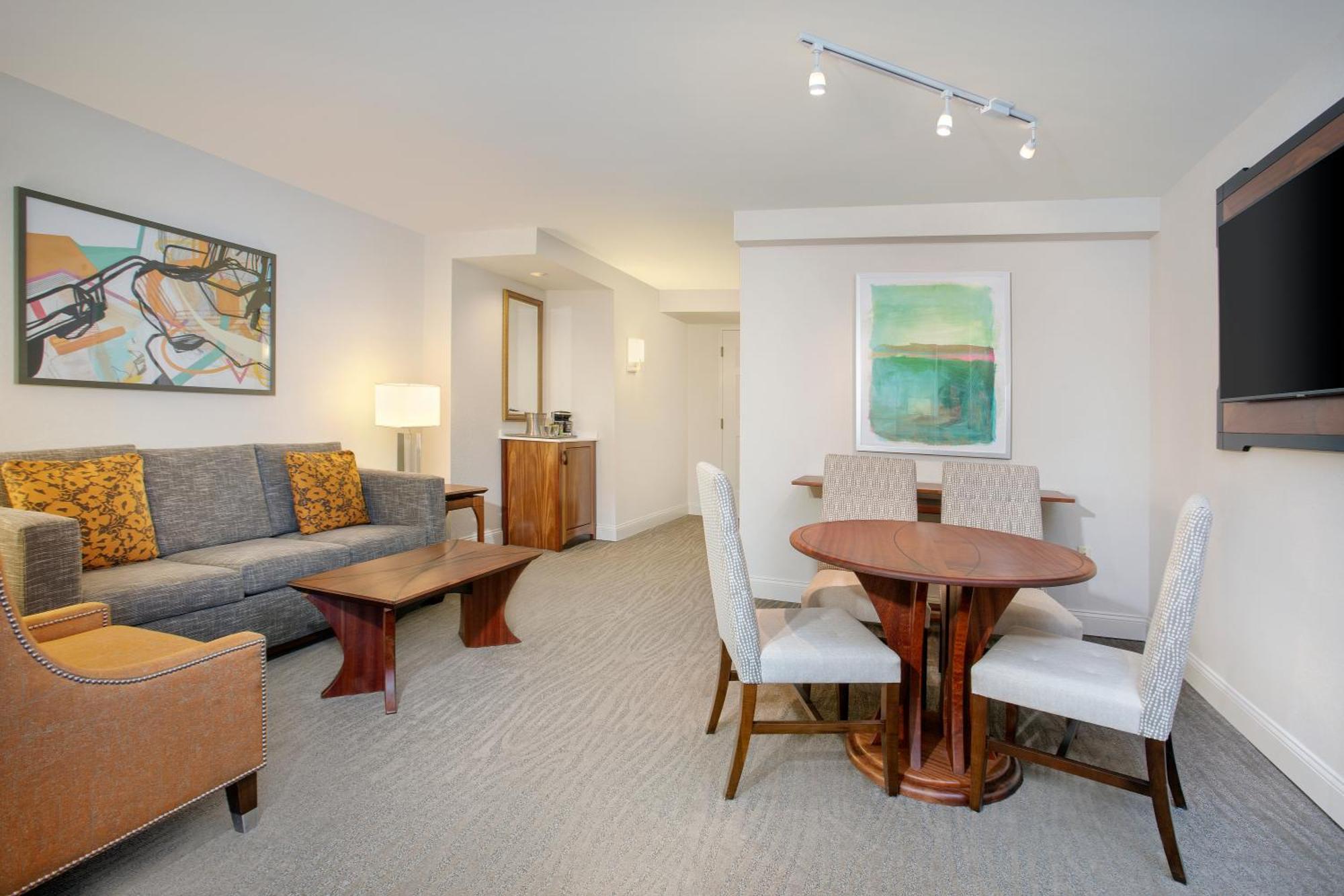 One-Bedroom King Suite with Roll-in Shower - Mobility/Hearing Access,1537053292:JPEG