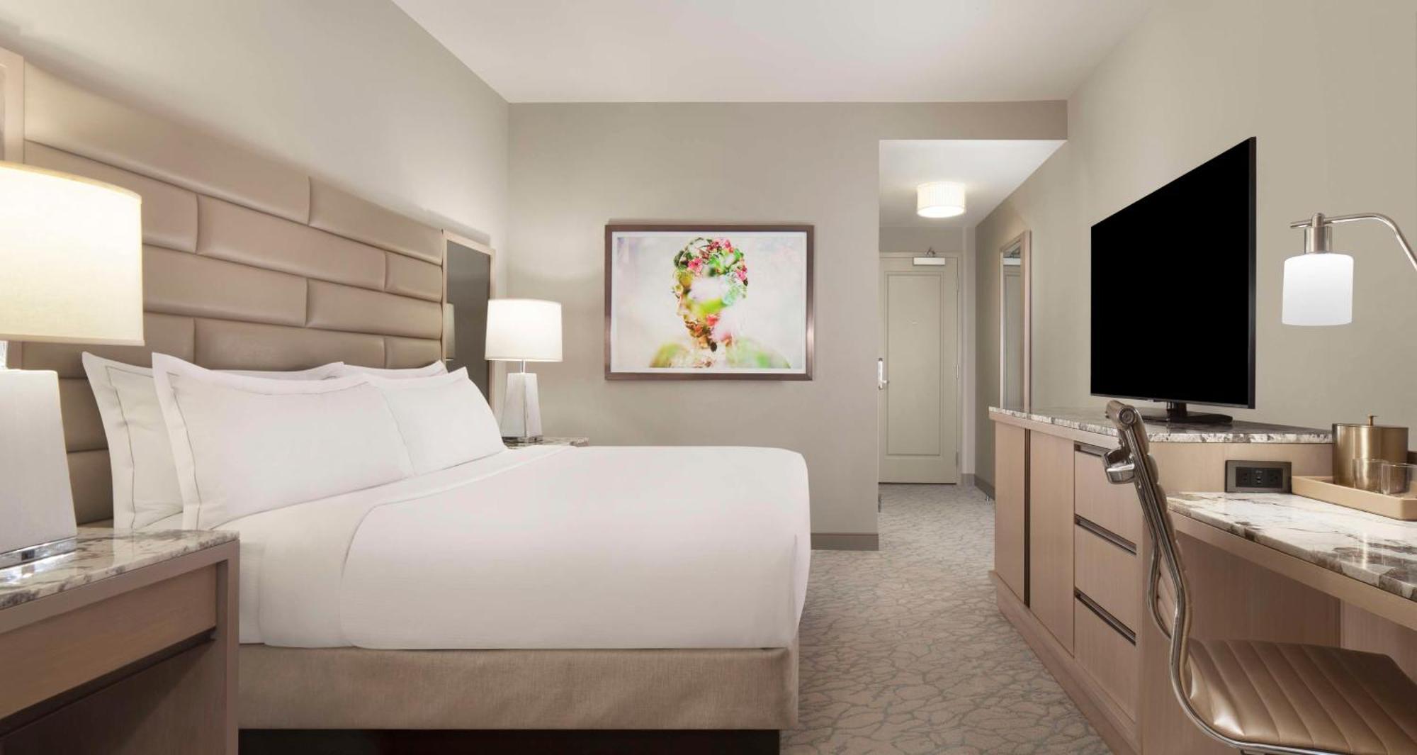 Deluxe King Room with City View
