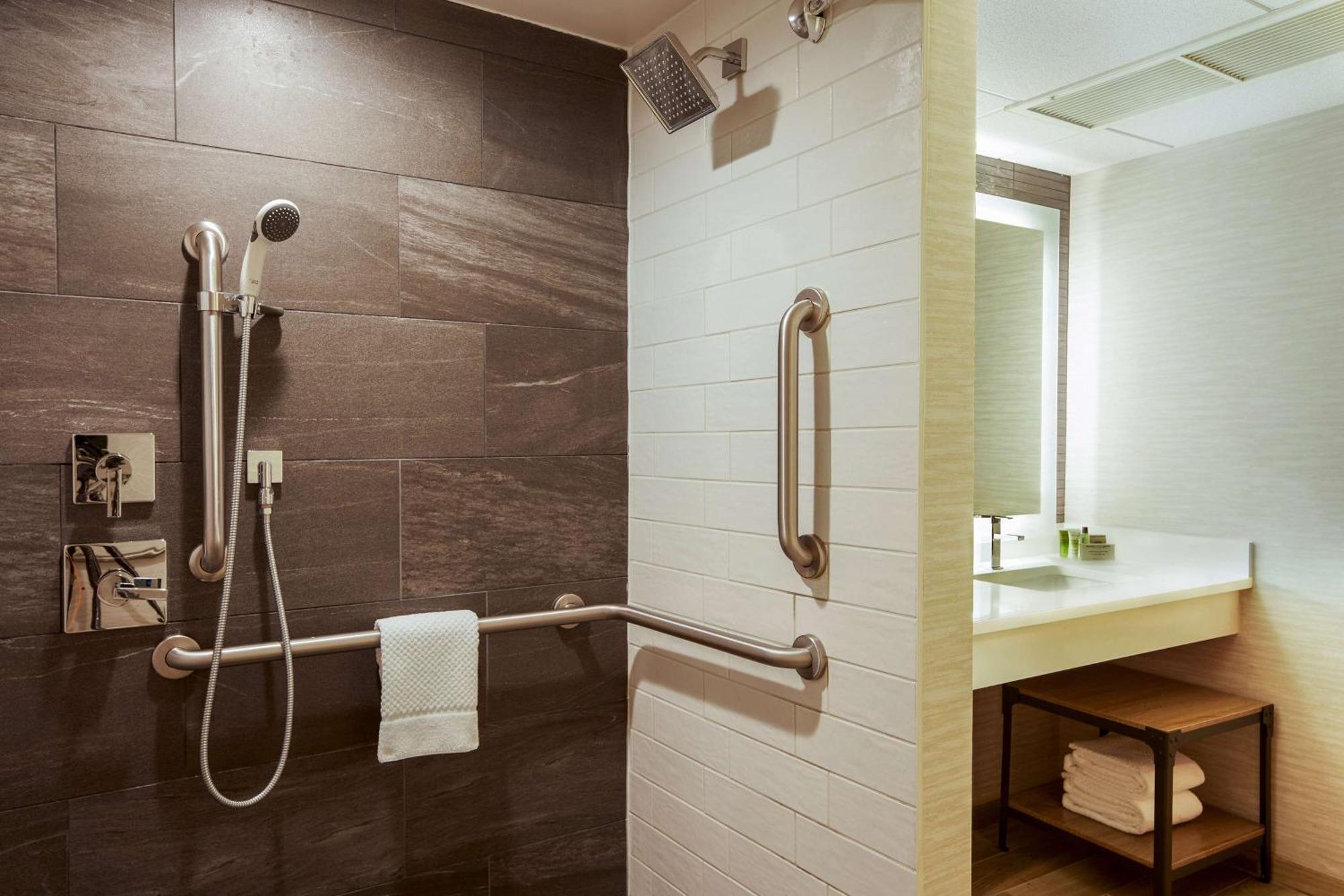King Room with Transfer Shower - Mobility Access