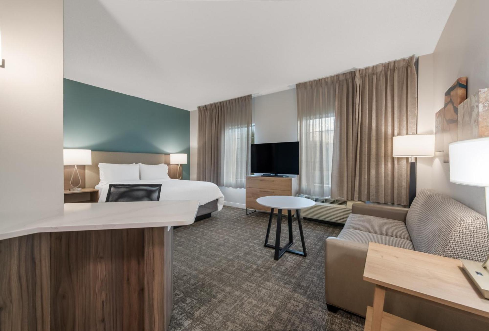 Studio Queen Suite with Accessible Tub,1539953899:JPEG