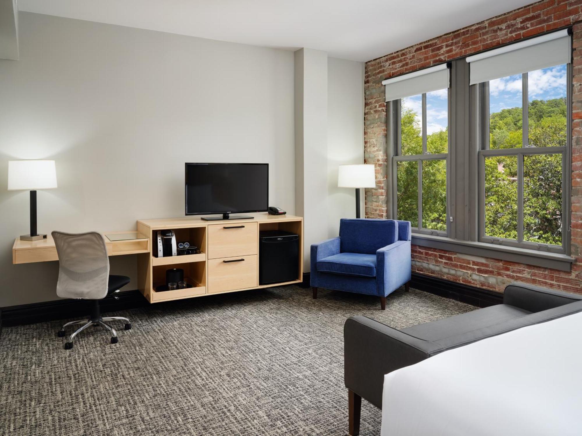 King Room with Accessible Tub - Mobility Access,1540740235:JPEG