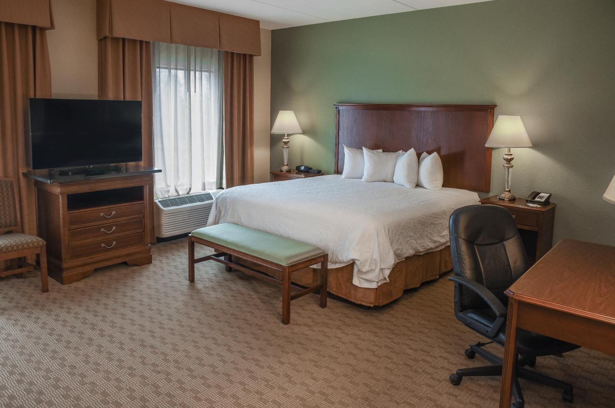 King Studio Suite with Whirlpool - Non-Smoking