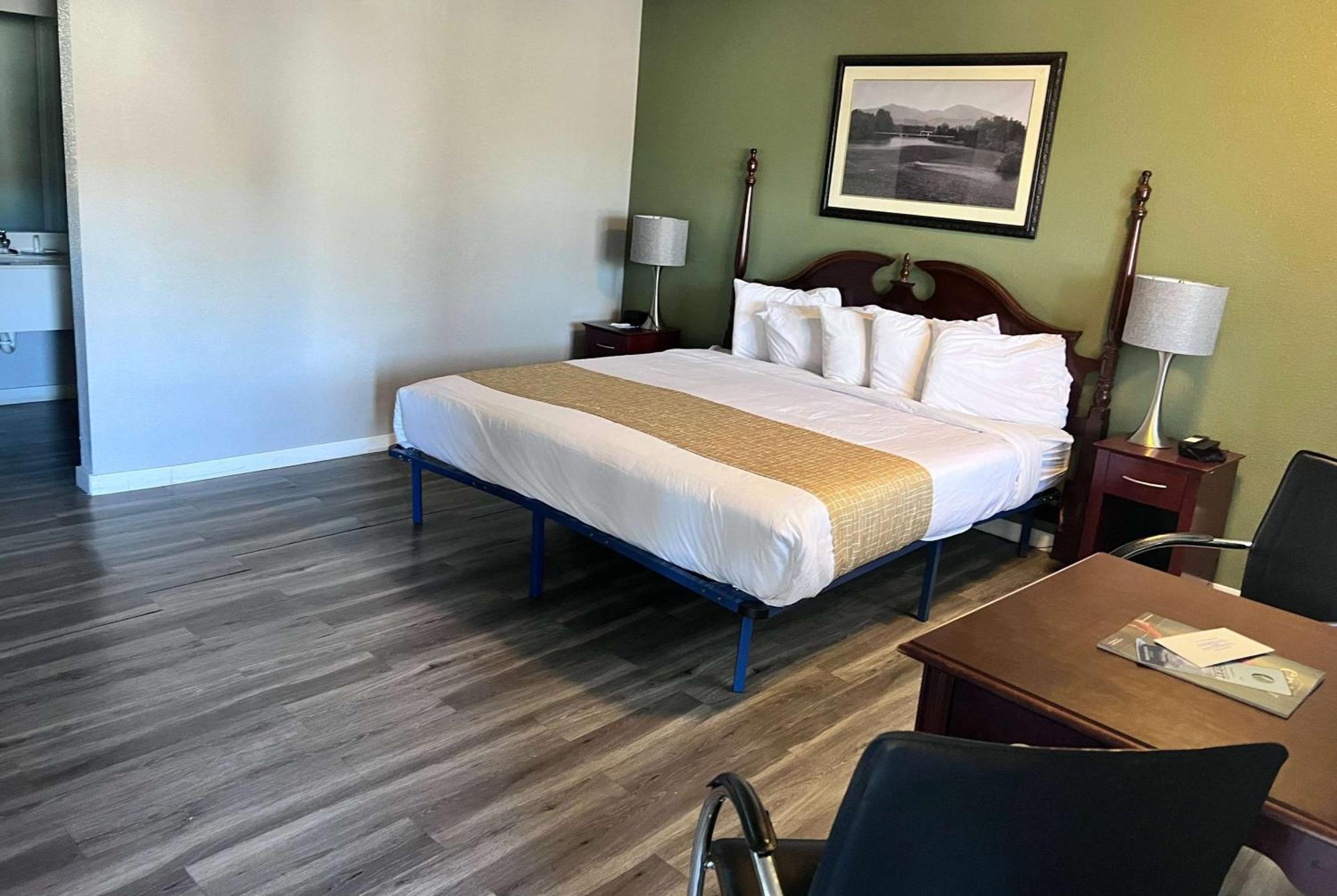 King Room with Roll-In Shower - Mobility Access/Non-Smoking,1543513177:JPEG