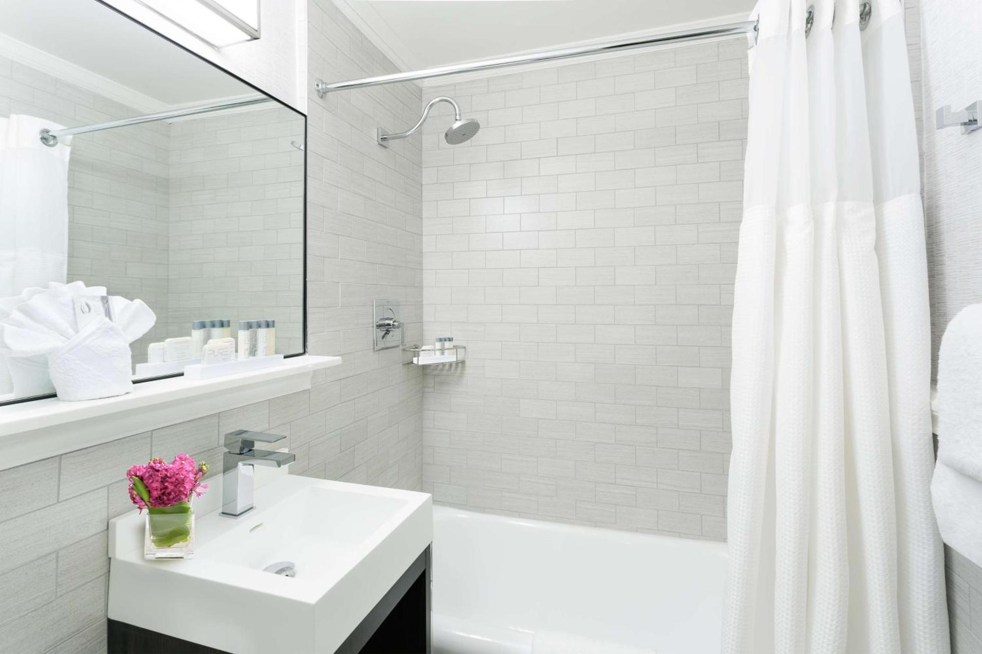 Queen Guestroom