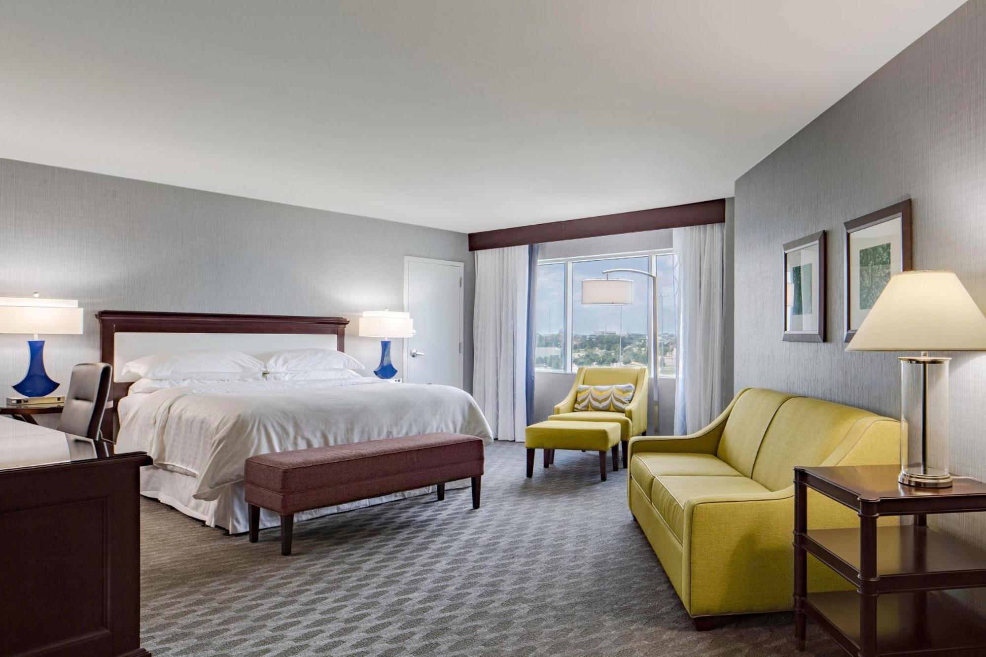 Junior Suite, 1 King, Alternate bed: sofa bed, Corner room