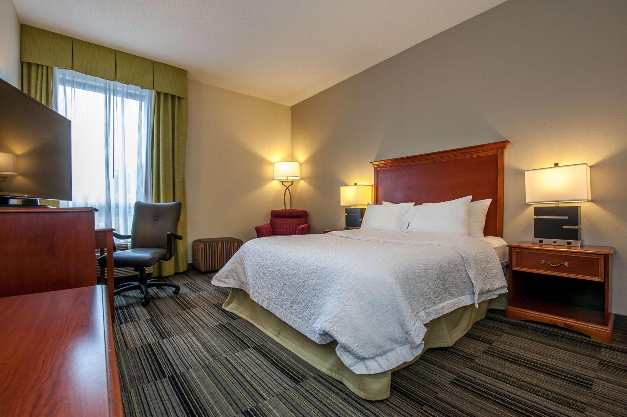 Queen Room with Mobility Access/Non-Smoking