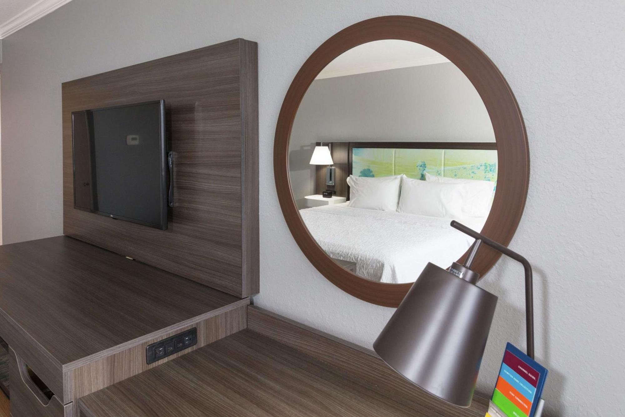 Non-Smoking Deluxe King Room with Balcony