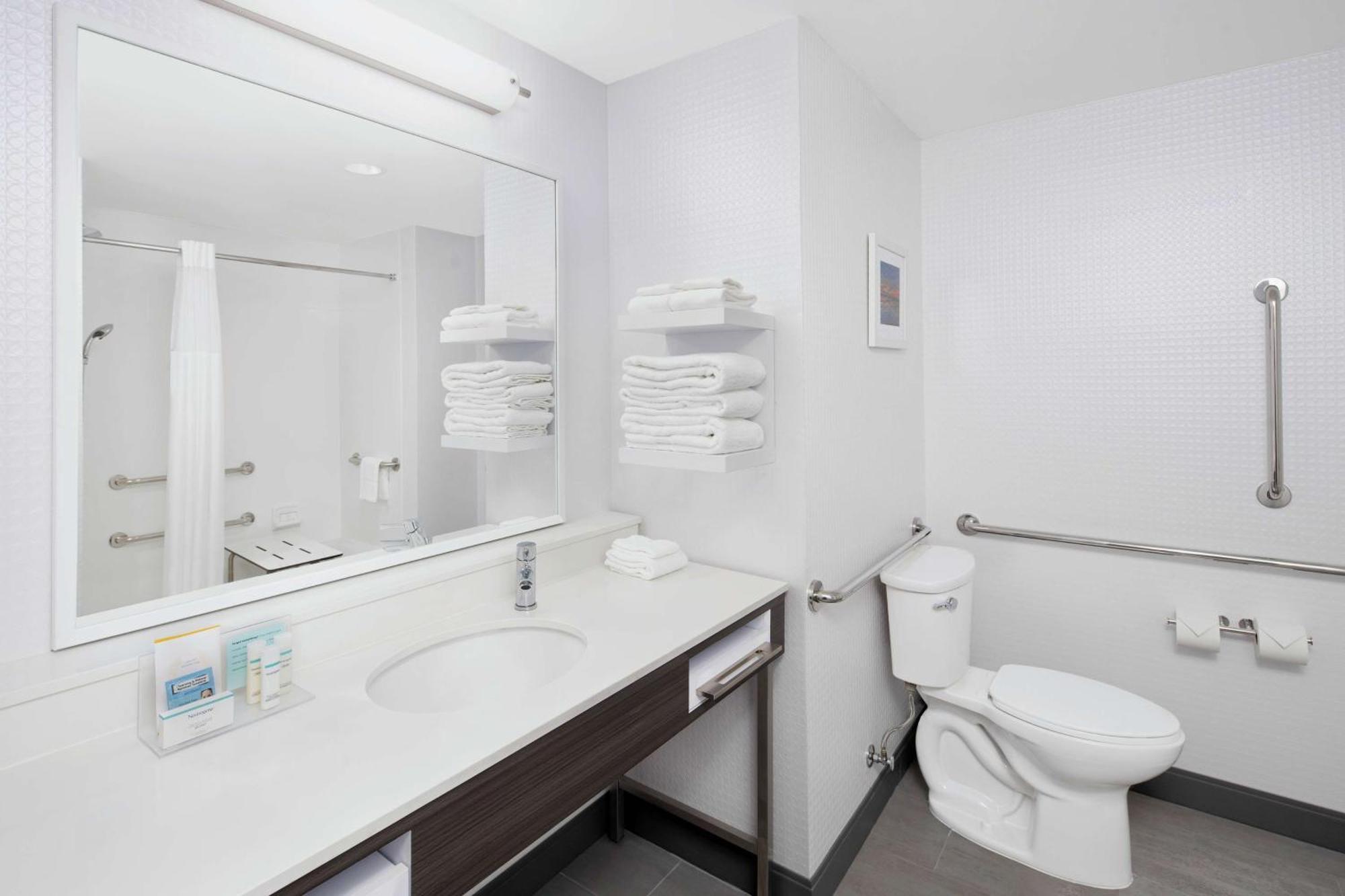 King Room with Accessible Tub - Mobility and Hearing Access/Non-Smoking