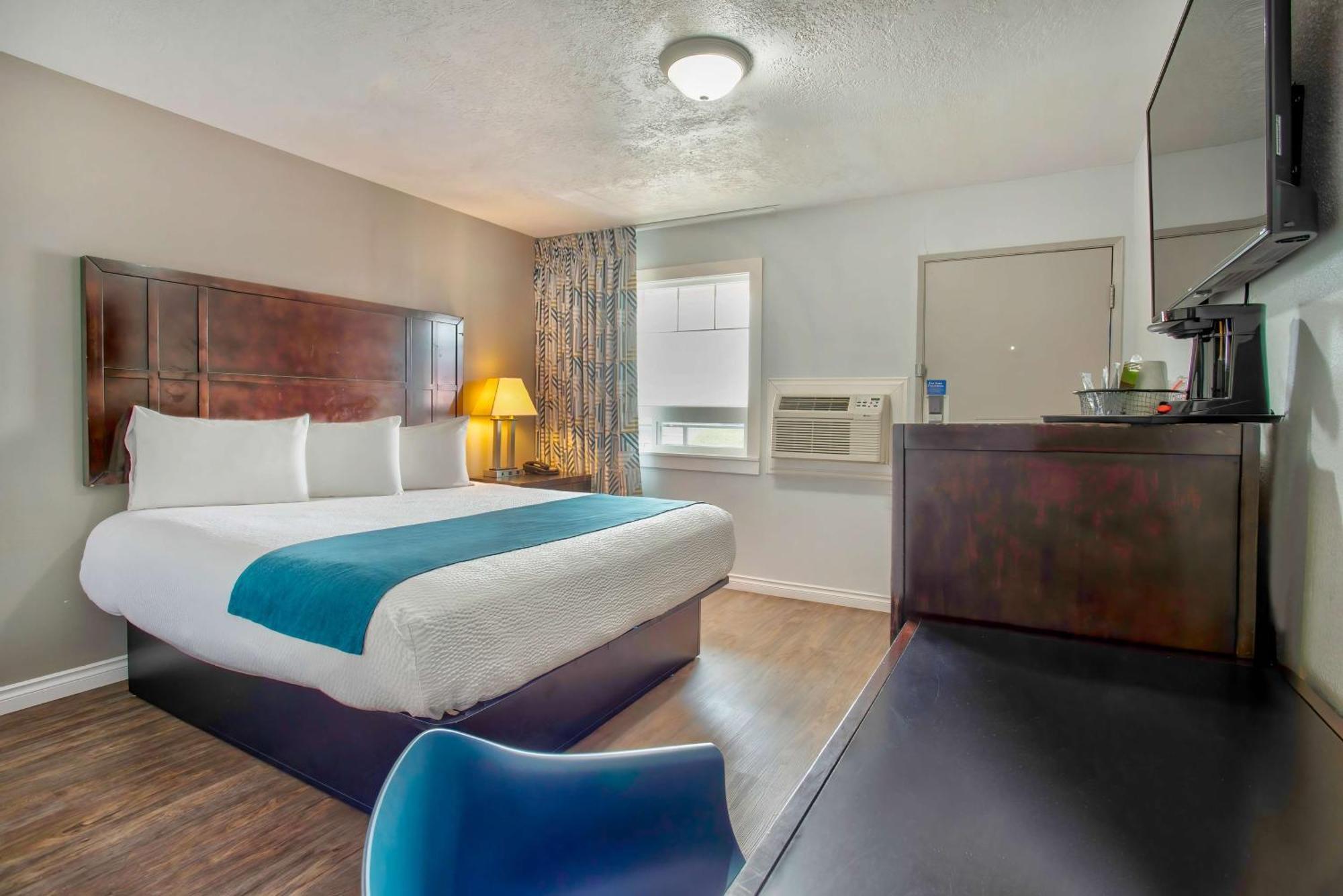 Standard King Room - Non-Smoking