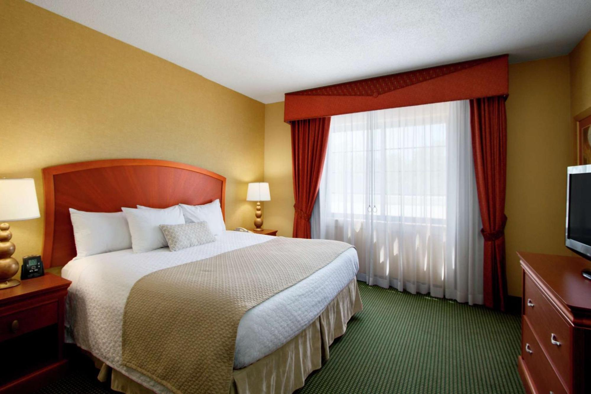 King Corner Suite with City View - Non-Smoking