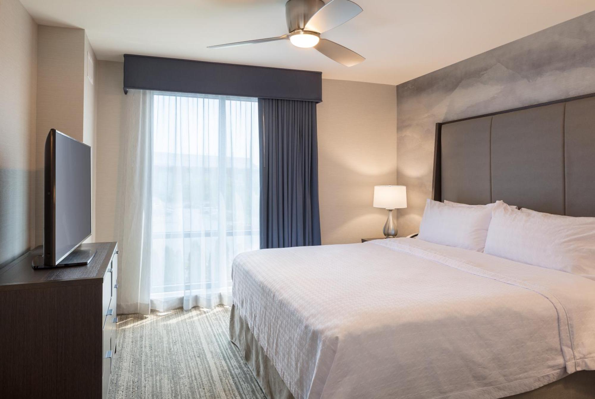 One-Bedroom King Suite - Non-Smoking