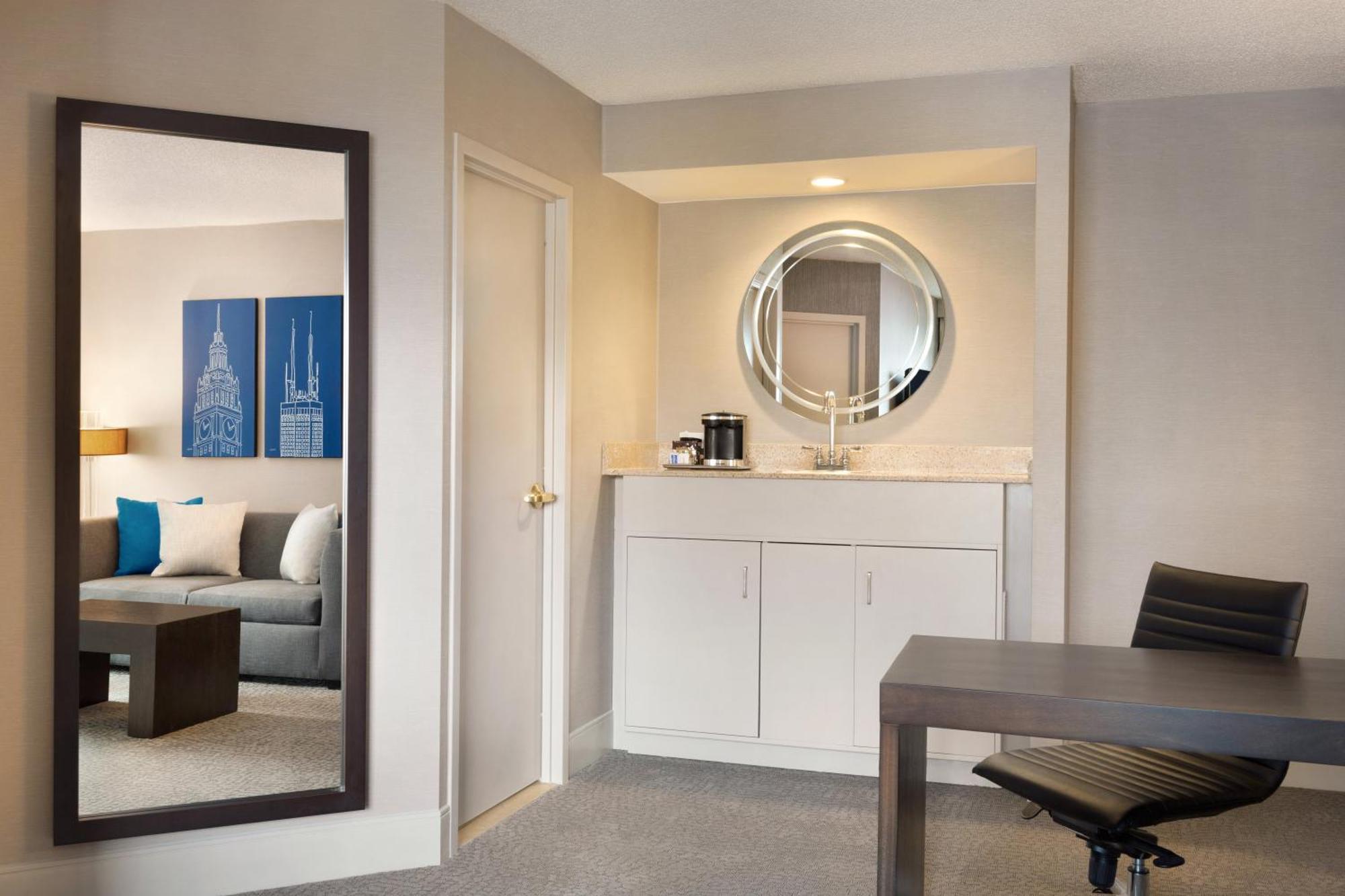 One-Bedroom King Suite with Mobility Accessible Tub,1550582059:JPEG