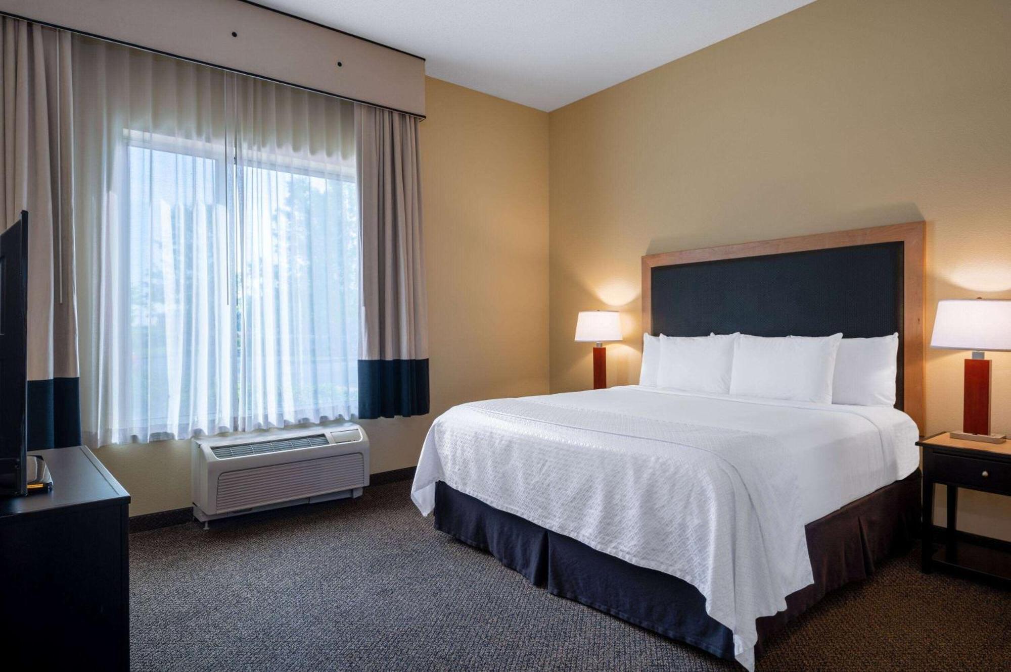 One King Bed One-Bedroom Accessible Corner Suite Non-Smoking,1714888896:JPEG
