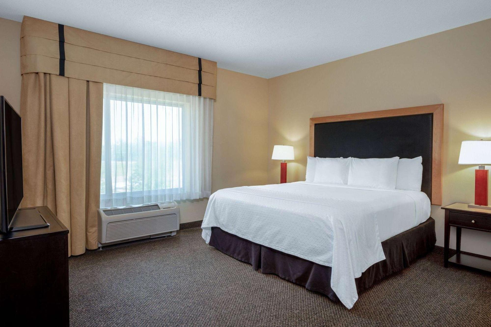 One King Bed One-Bedroom Corner Suite - Non-Smoking,1589372010:JPEG