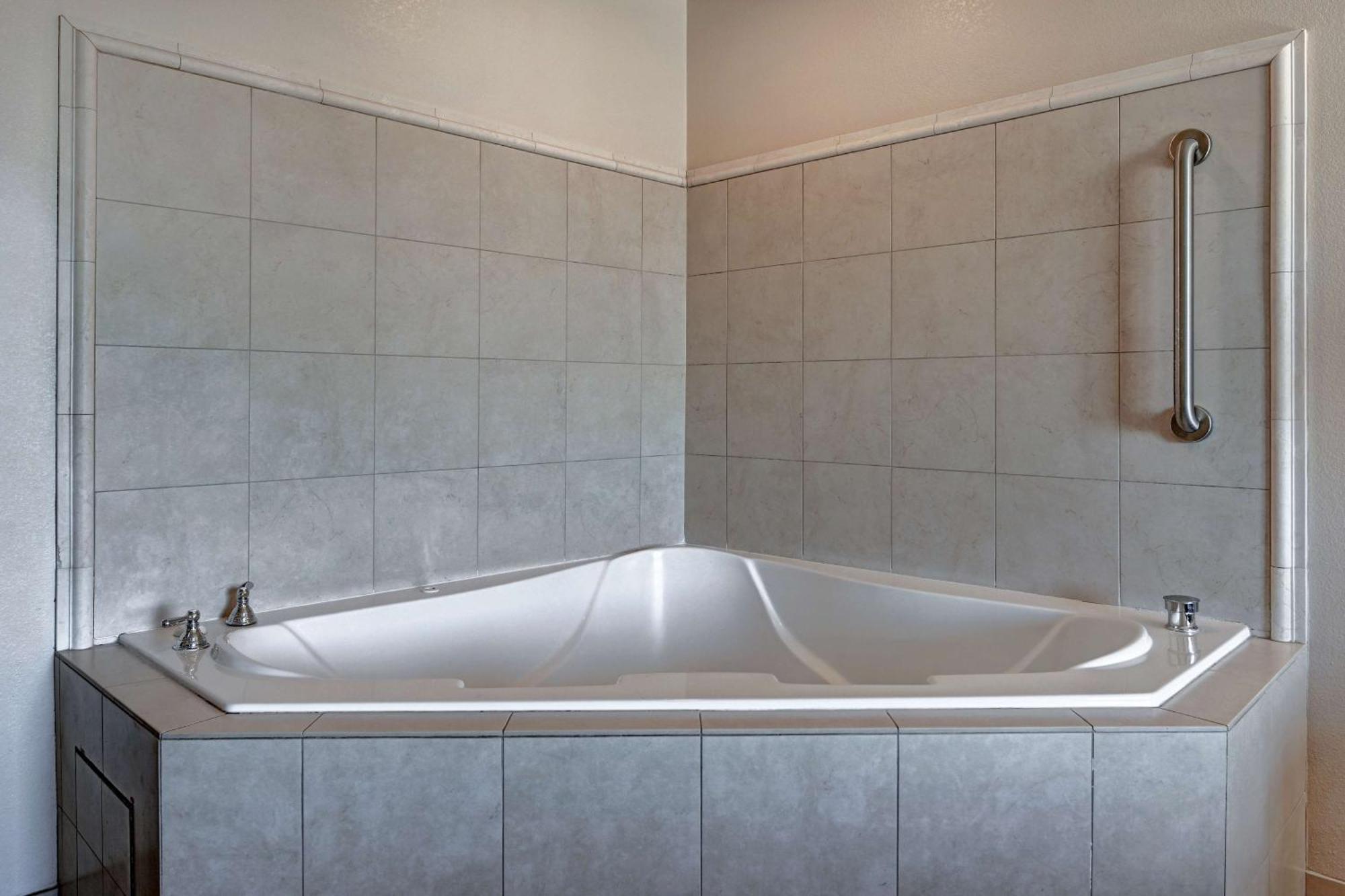King Whirlpool Suite
