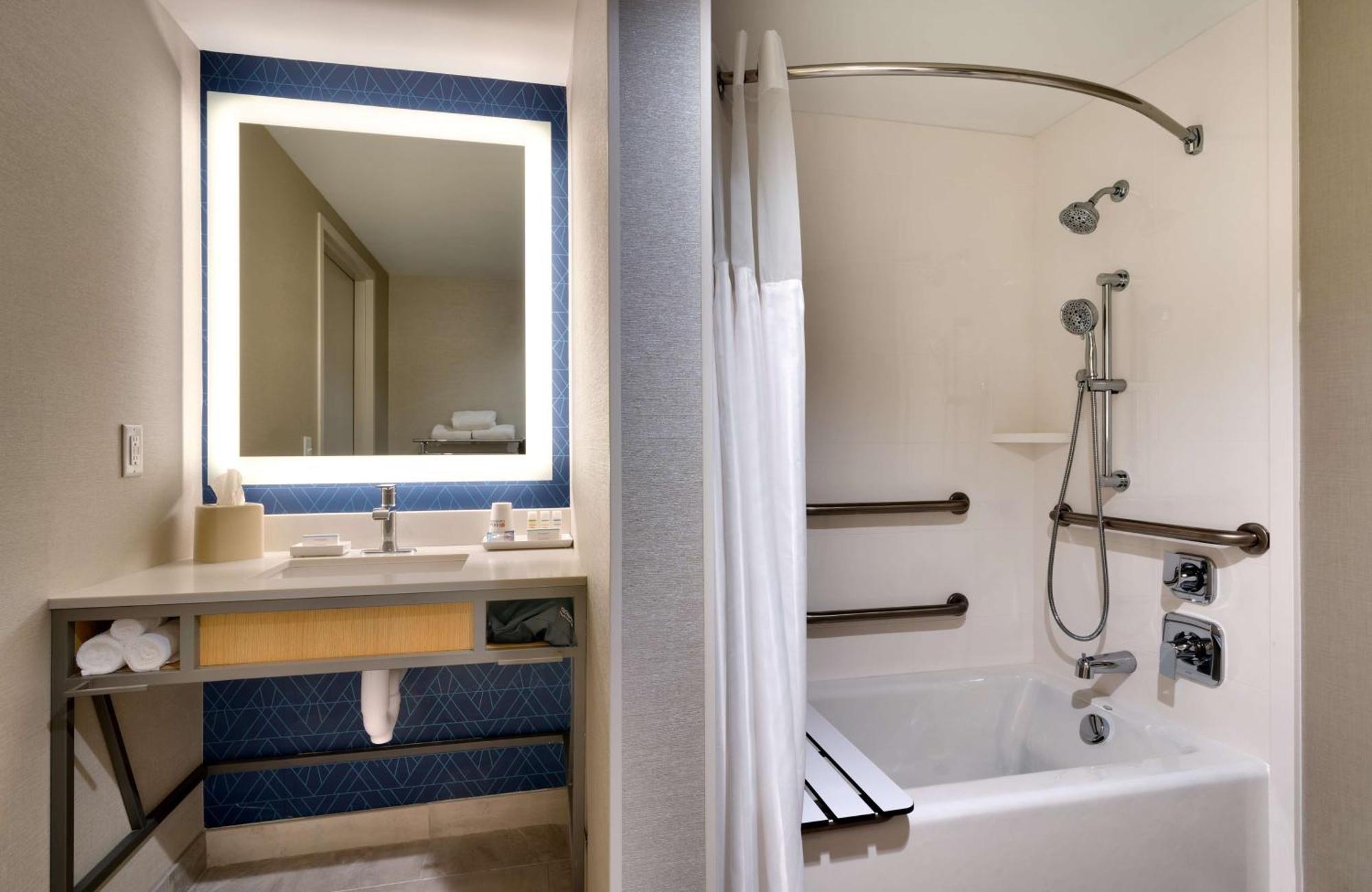 King Room with Accessible Tub - Mobility Access