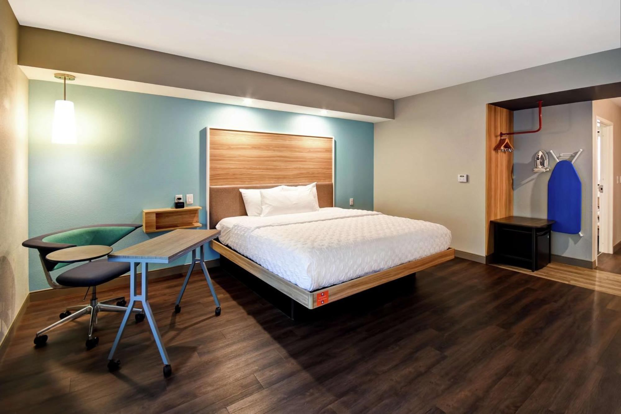 King Room with Accessible Tub - Mobility Access,1551375001:JPEG