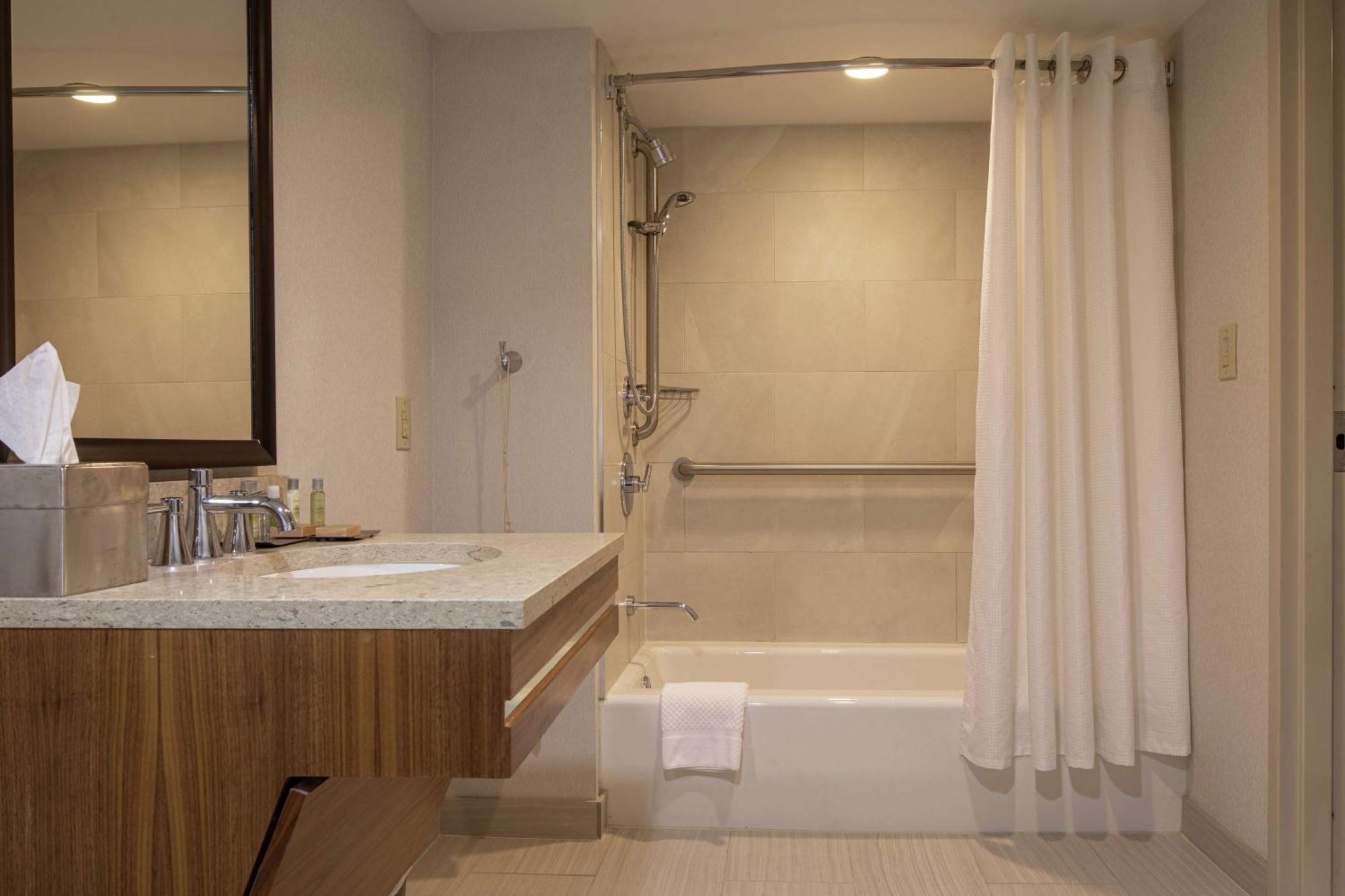 Queen Room with Two Queen Beds - Non-Smoking,1551403567:JPEG