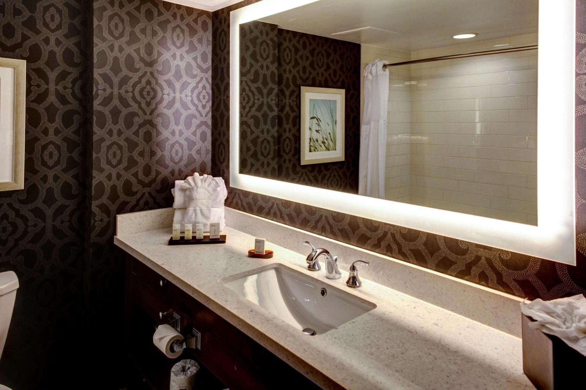 King Suite Shower Only - Non-Smoking