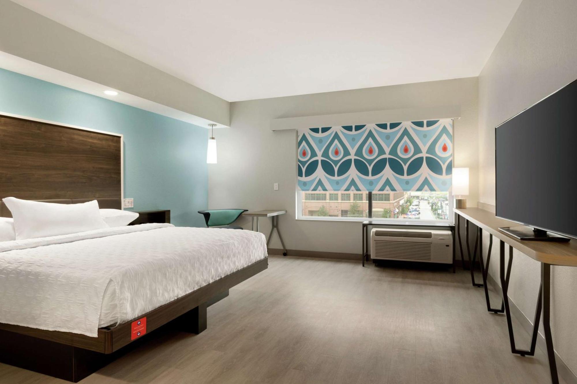 King Room with Roll-In Shower - Mobility Access