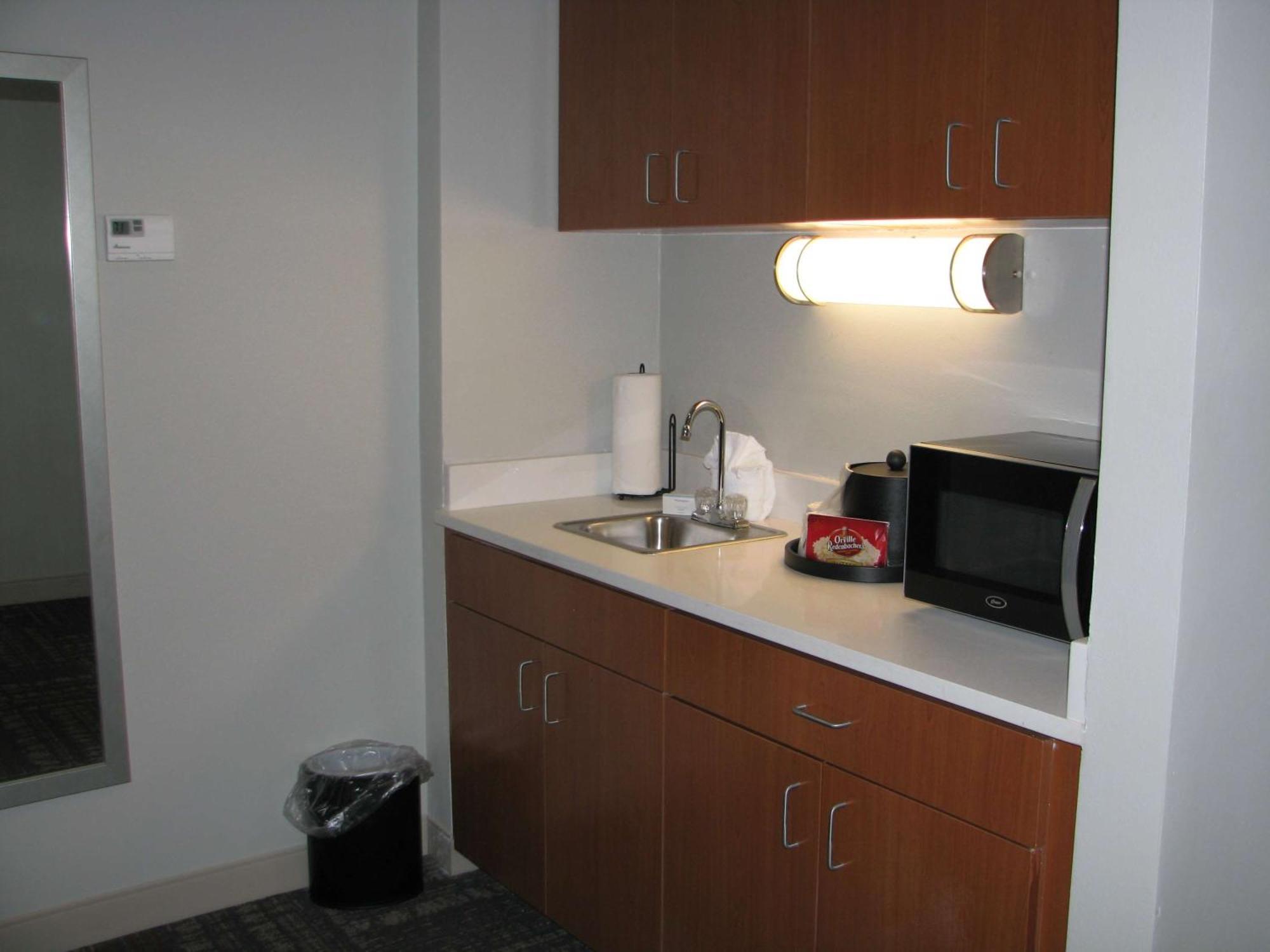One-Bedroom King Suite with Whirlpool - Non-Smoking