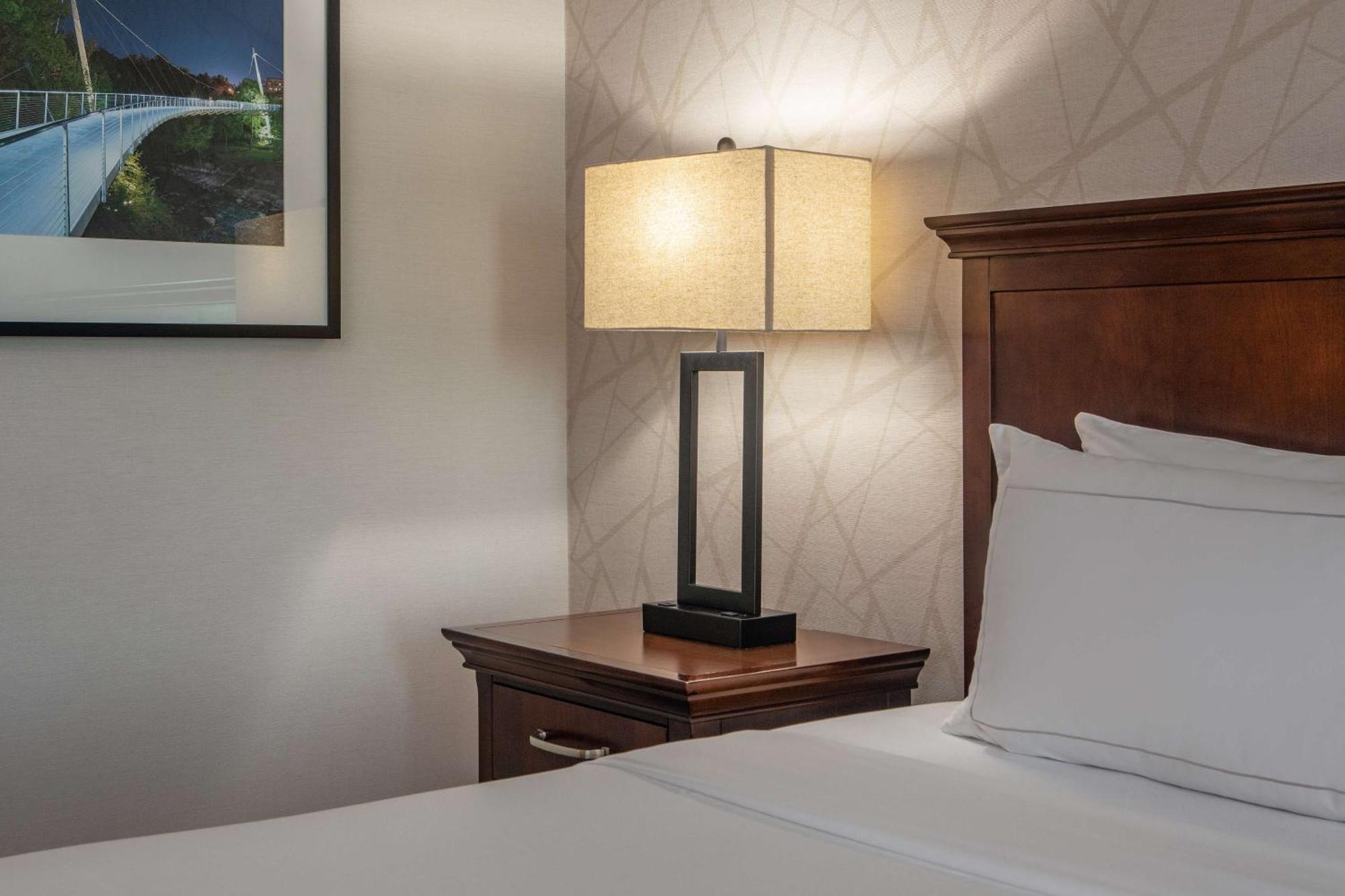 King Room with Bath Tub - Mobility Access