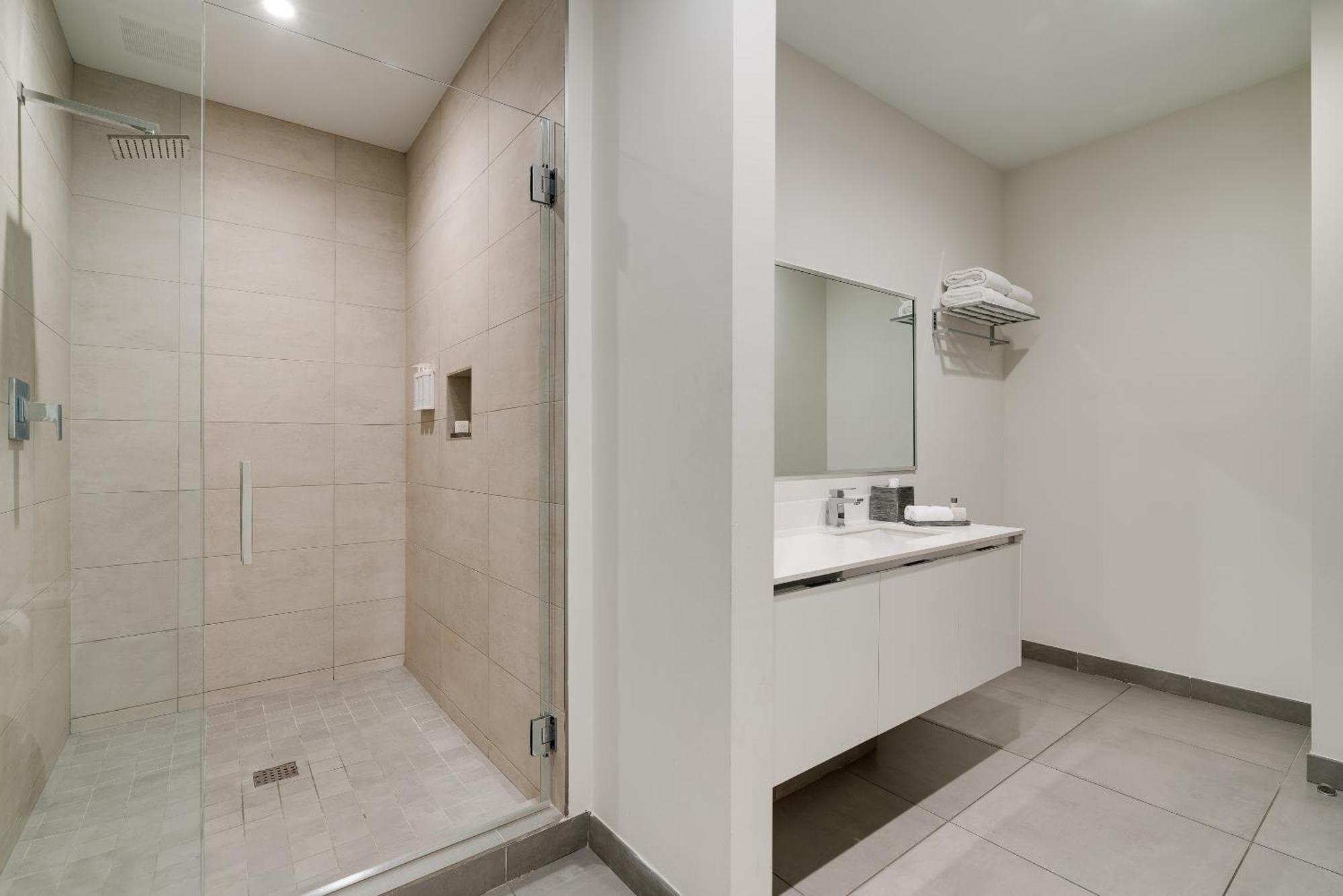 Three Bedroom Suite with Water View,1556625523:JPEG