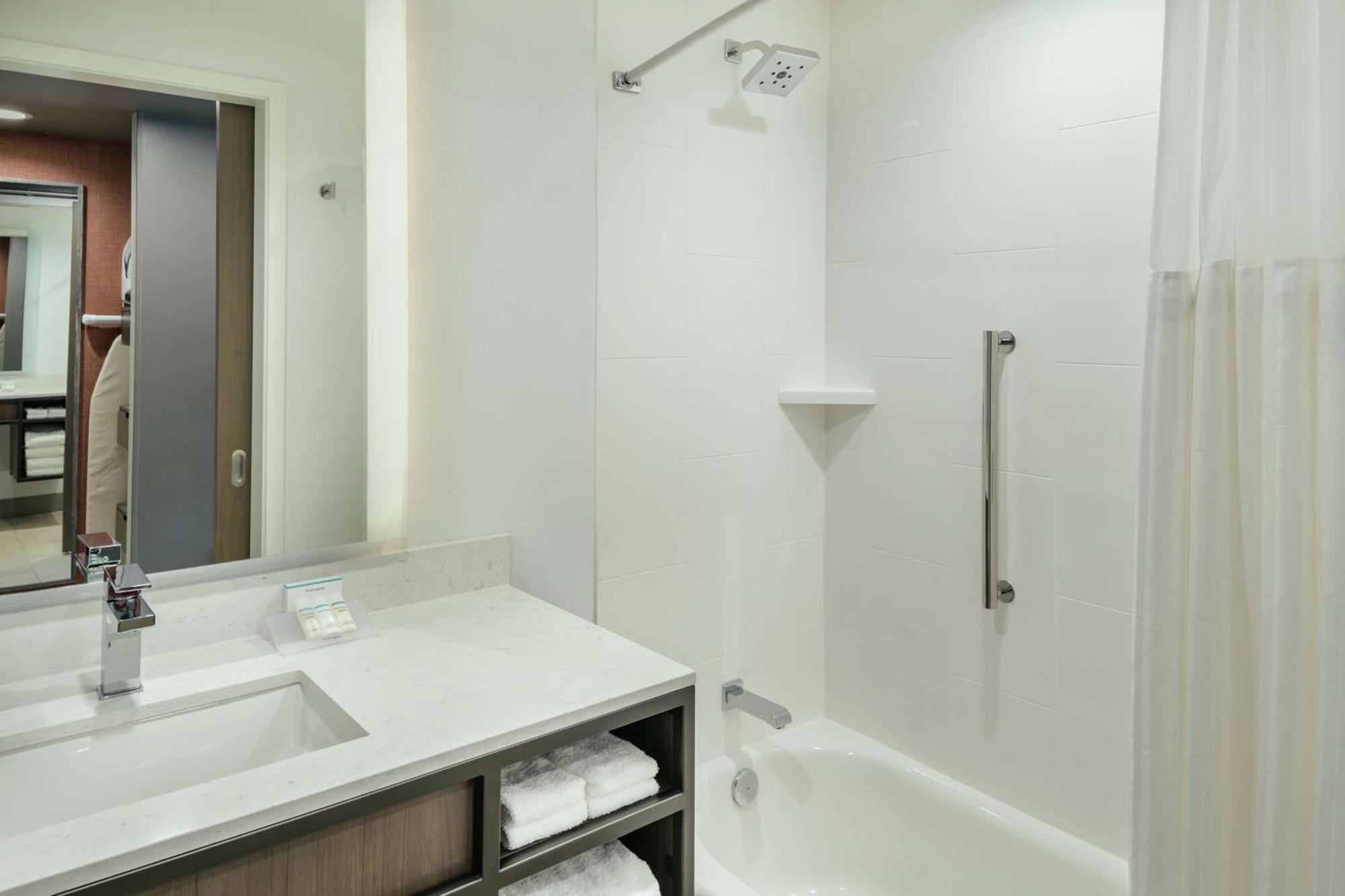 King Room with Bath Tub and River View - Mobility/Hearing Accessible,1557366820:JPEG