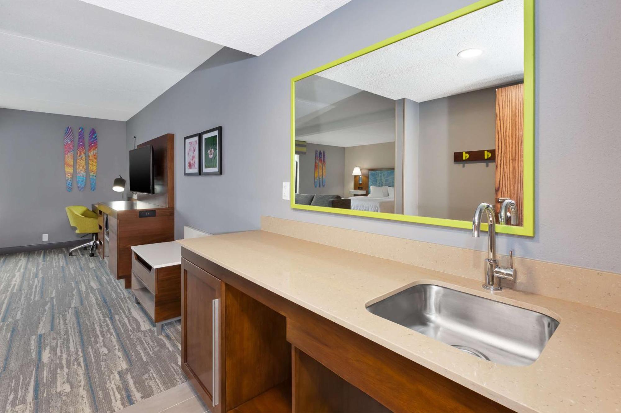 King Room with Roll-In Shower - Mobility Access/Non-Smoking,1557836437:JPEG