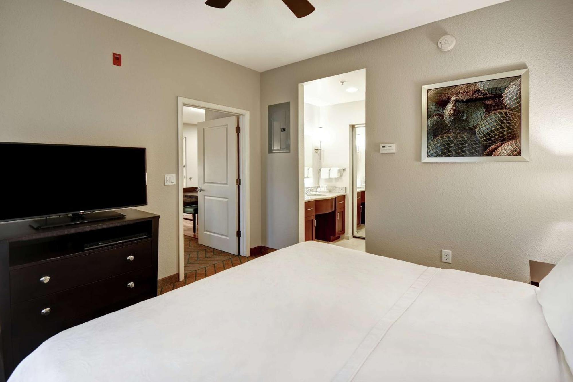 One-Bedroom King Suite - Non-Smoking,1557917407:JPEG