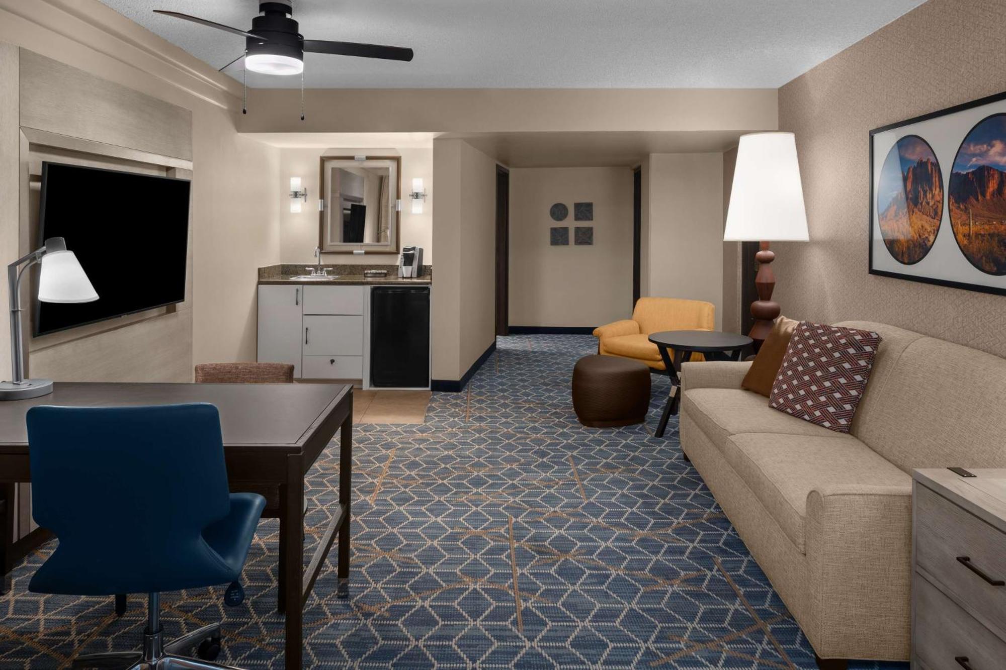 Two-Room Suite,1559640037:JPEG