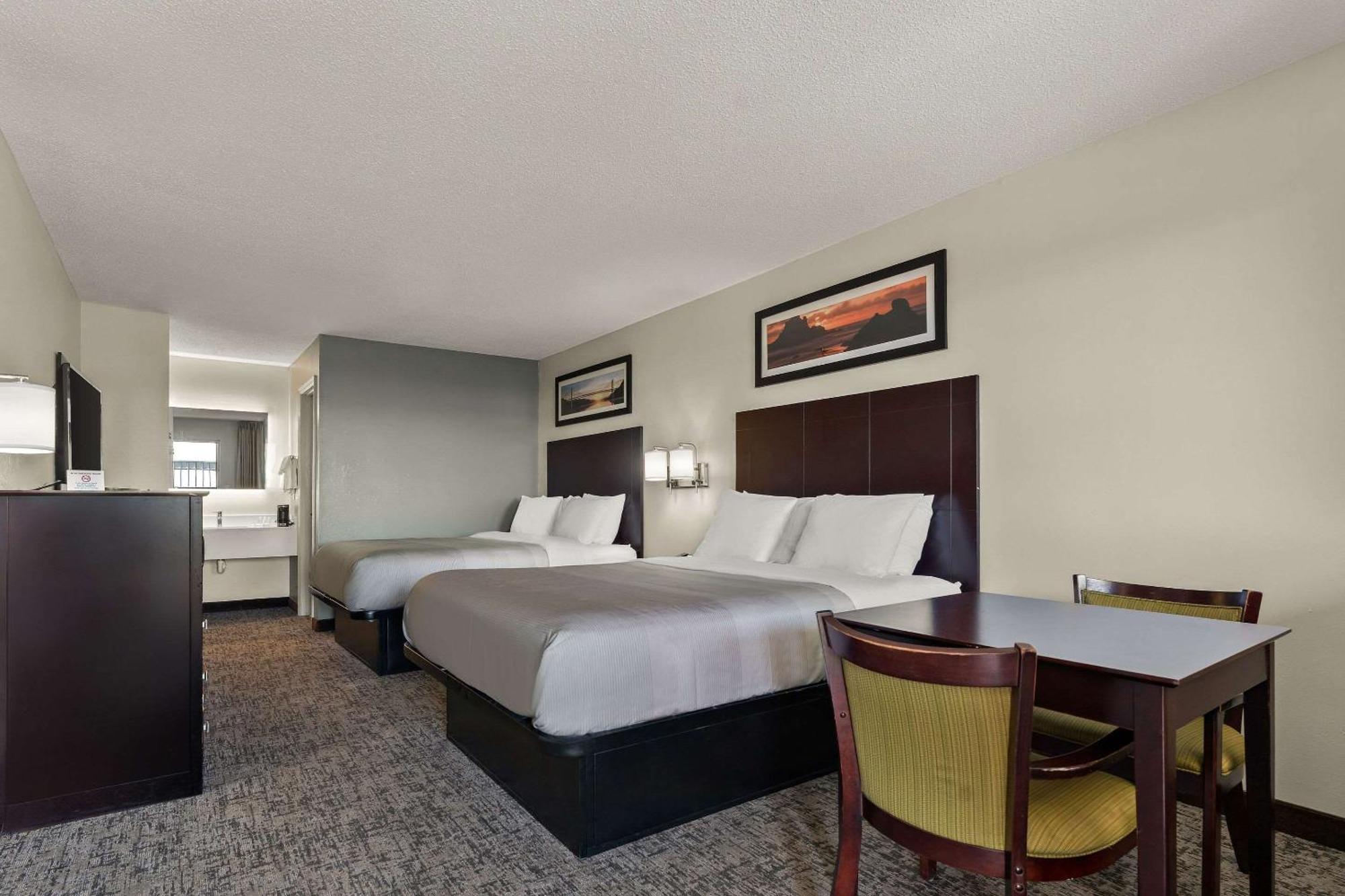 Queen Room with Two Queen Beds - Non-Smoking,1572698633:JPEG