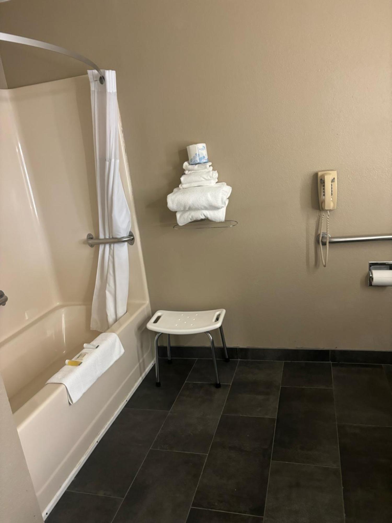 Queen Room - Mobility Access/Non-Smoking