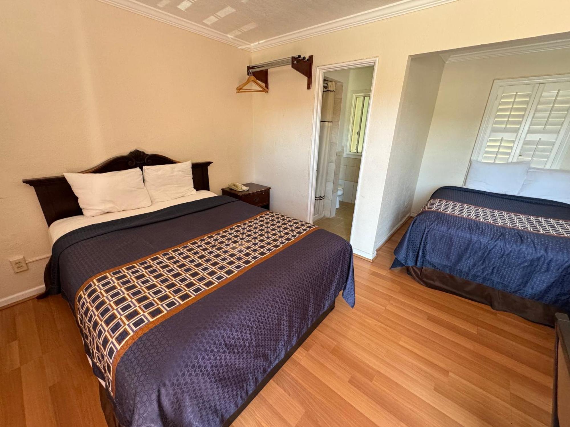 Double Room with Double Bed and Queen Bed