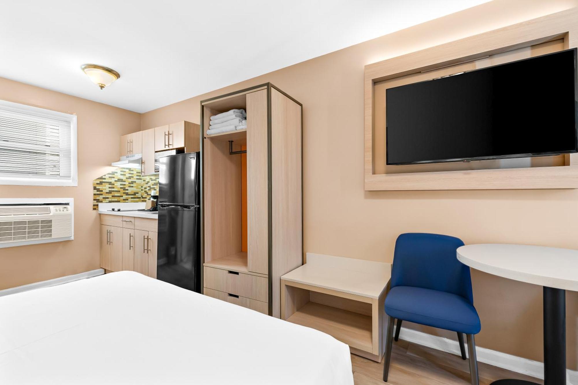 Deluxe Queen Room