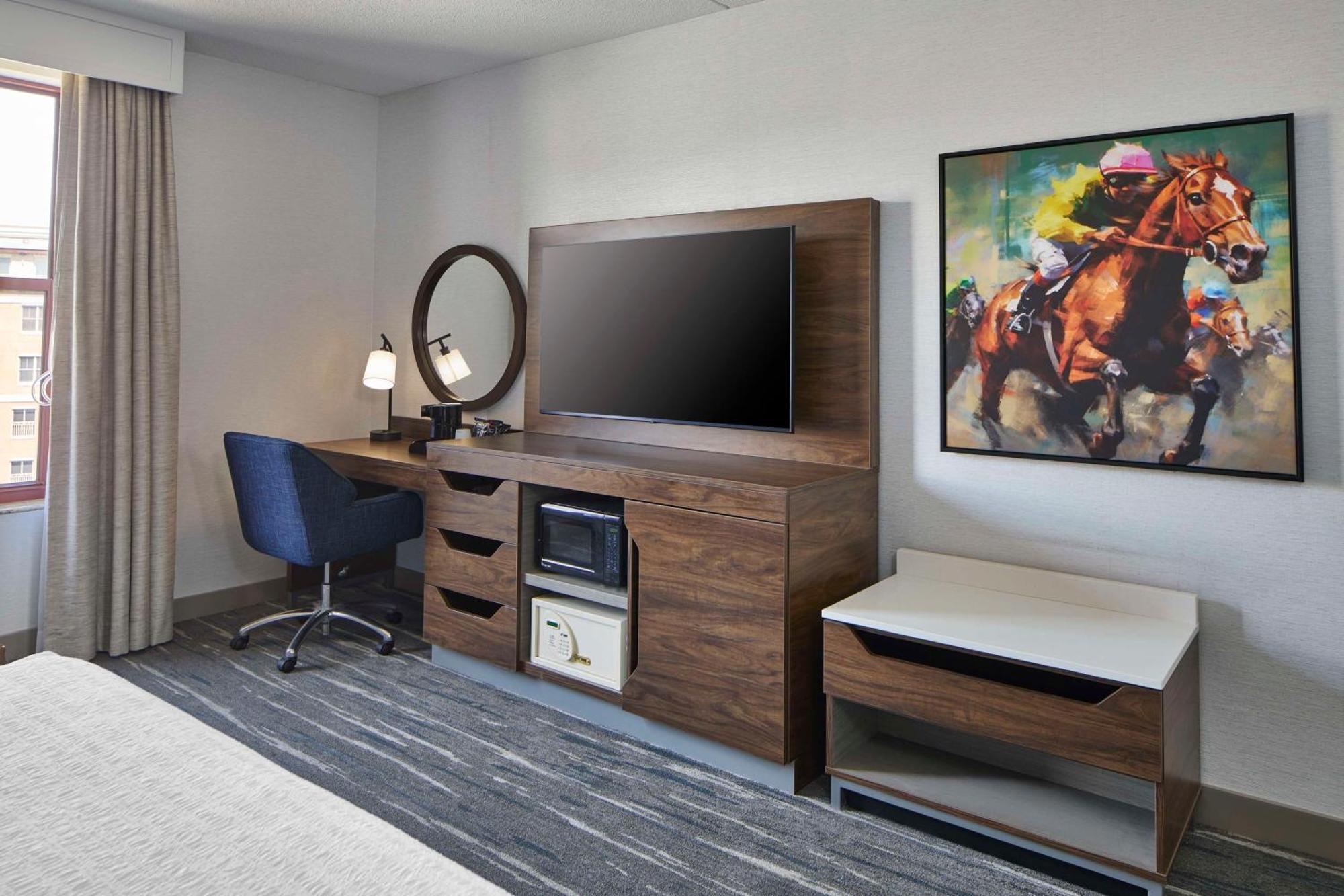 King Room wit Tub - Mobility Accessible