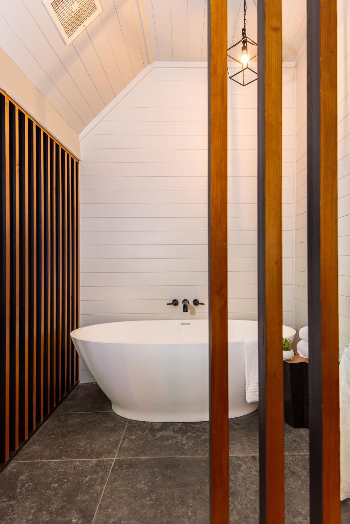 Majestic Glen with Fireplace and Soaking Tub,1598404779:JPEG