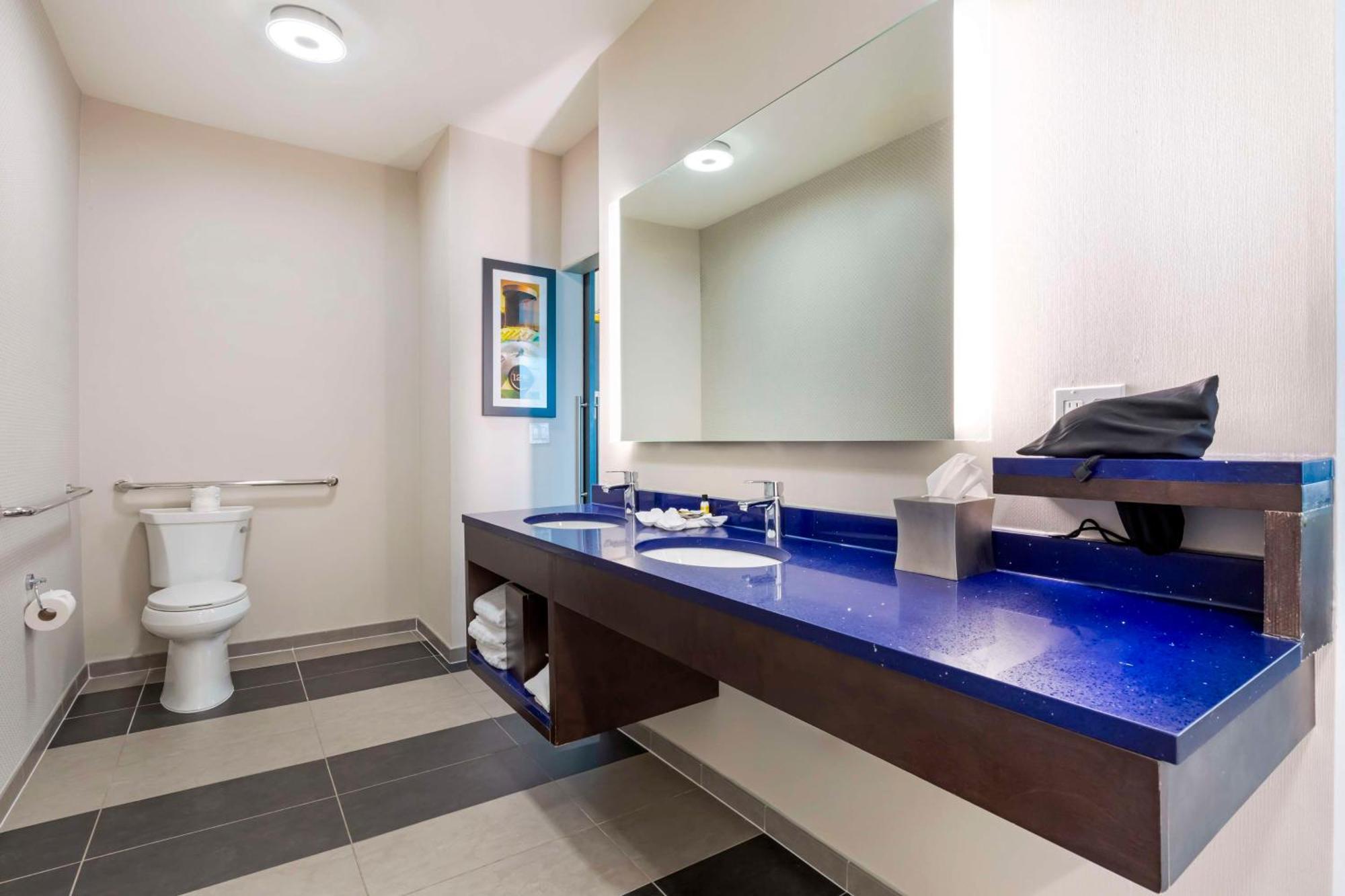 King Room with Walk-In Shower - Mobility Access
