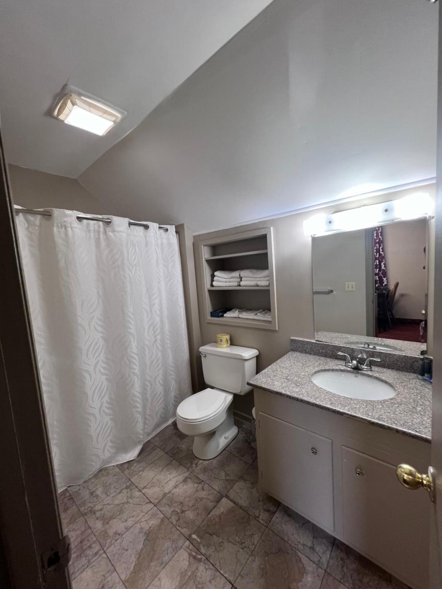 Queen Suite with One Queen Bed and Two Double Beds - Non Smoking,1602346442:JPEG
