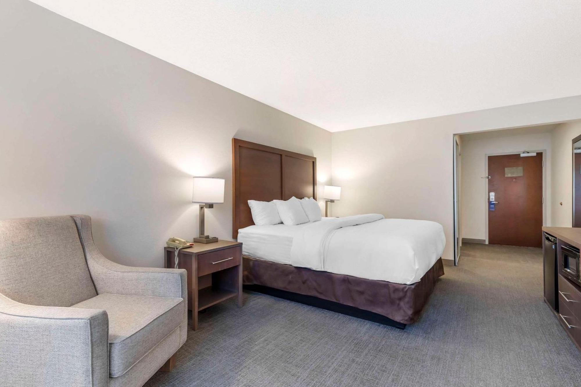 King Room with Tub - Accessible/Non Smoking
