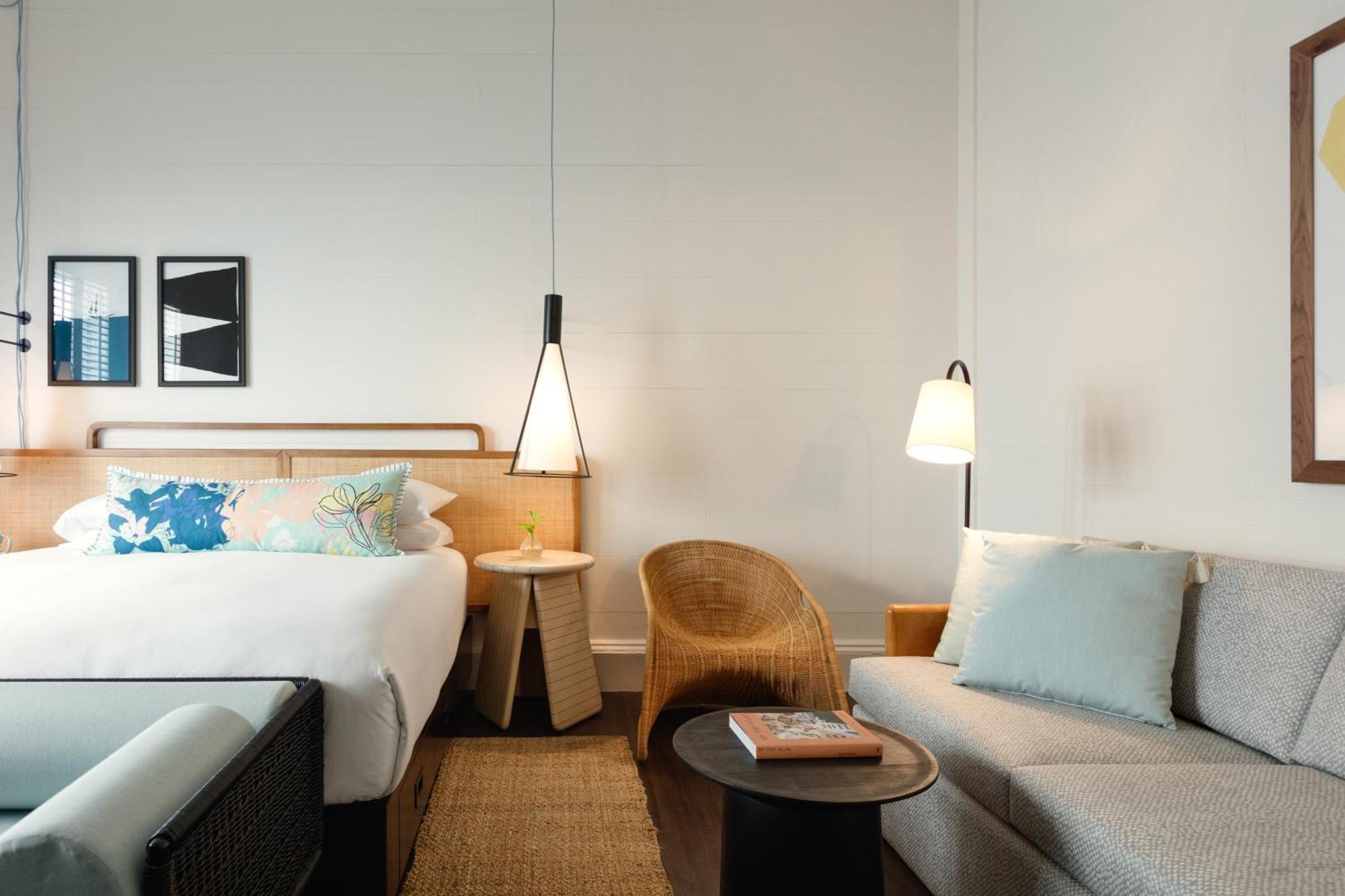 RIDLEY ROOM 1 KING WITH SOFA