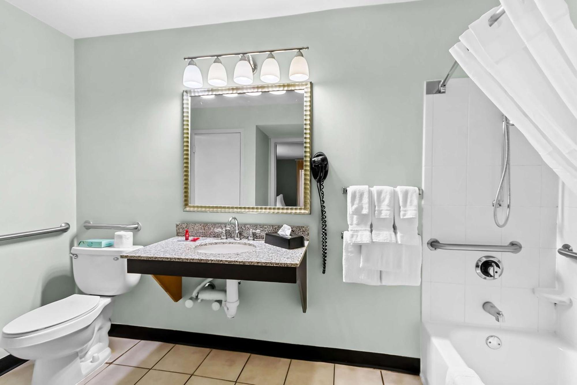 Suite with Mobility Accessible Tub