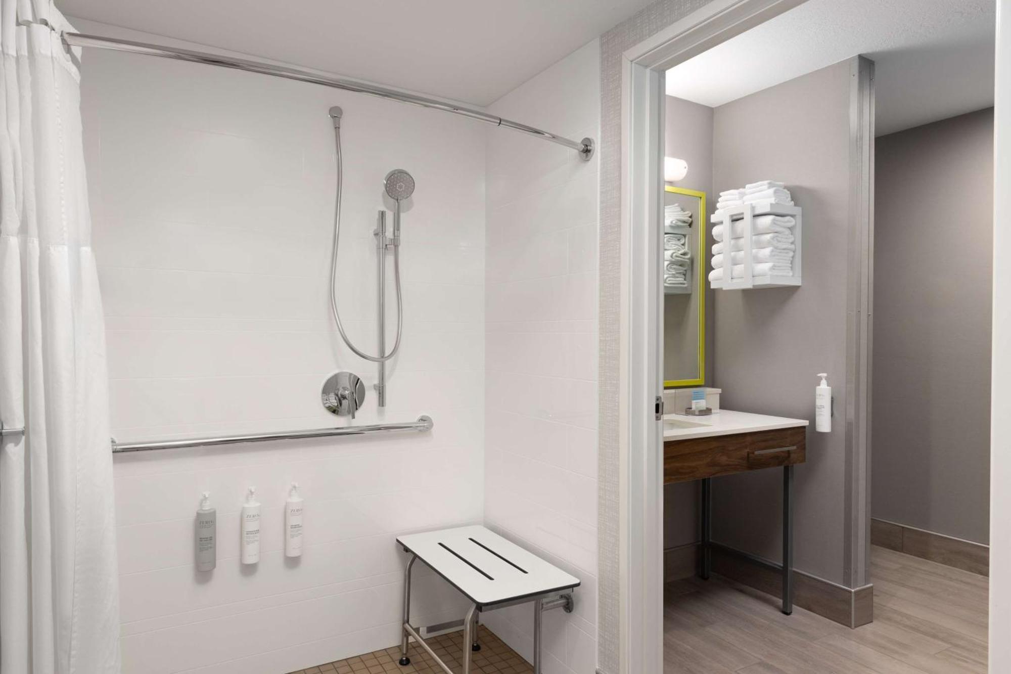 King Room with Roll-In Shower - Mobility Access,1607663760:JPEG