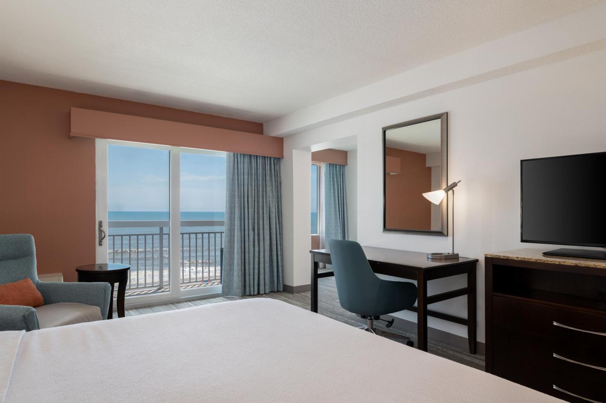 Deluxe King Room with Extra Bed - Balcony with Ocean-Front View
