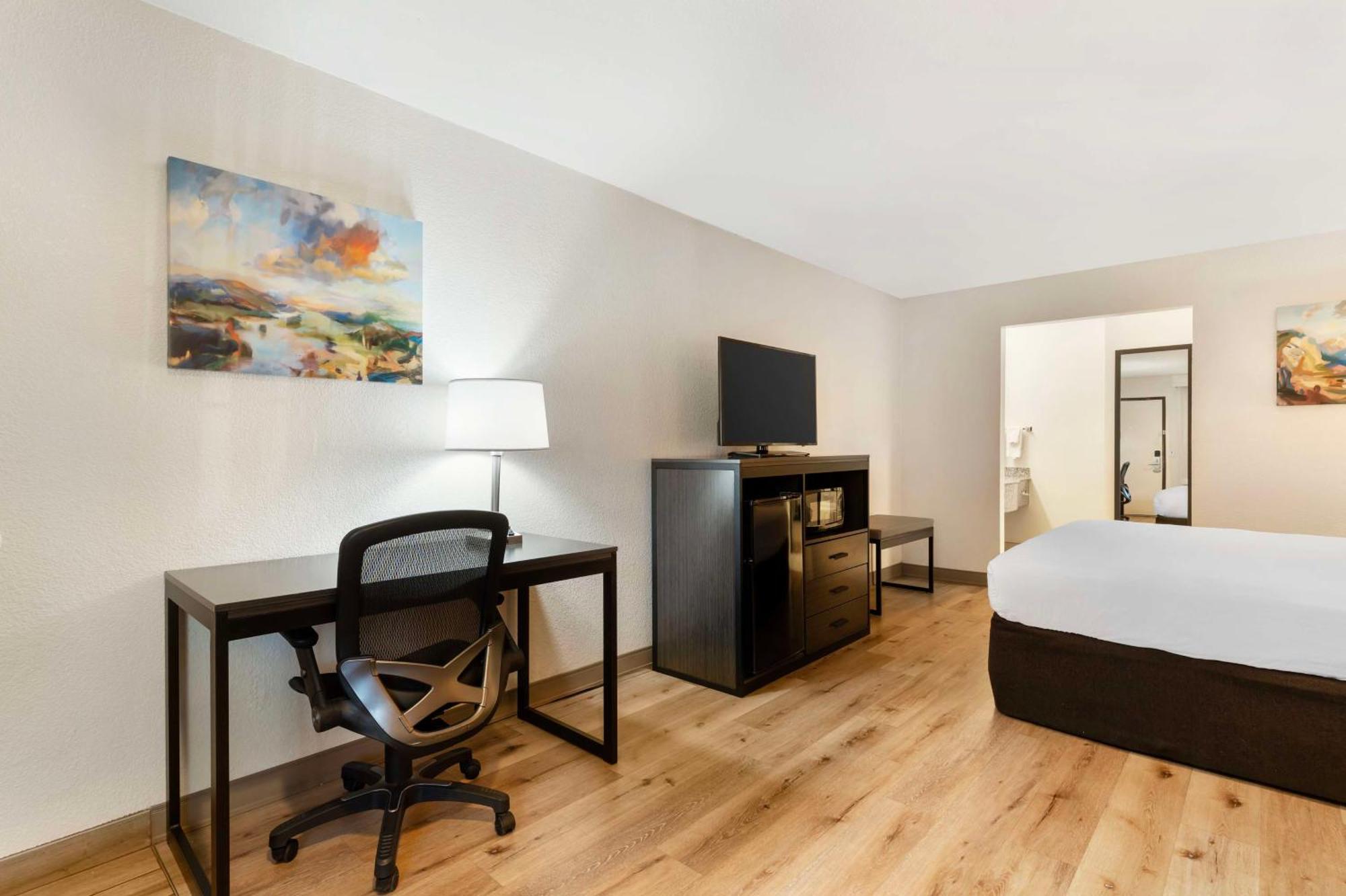 Queen Room with Sofa Bed - Non-Smoking